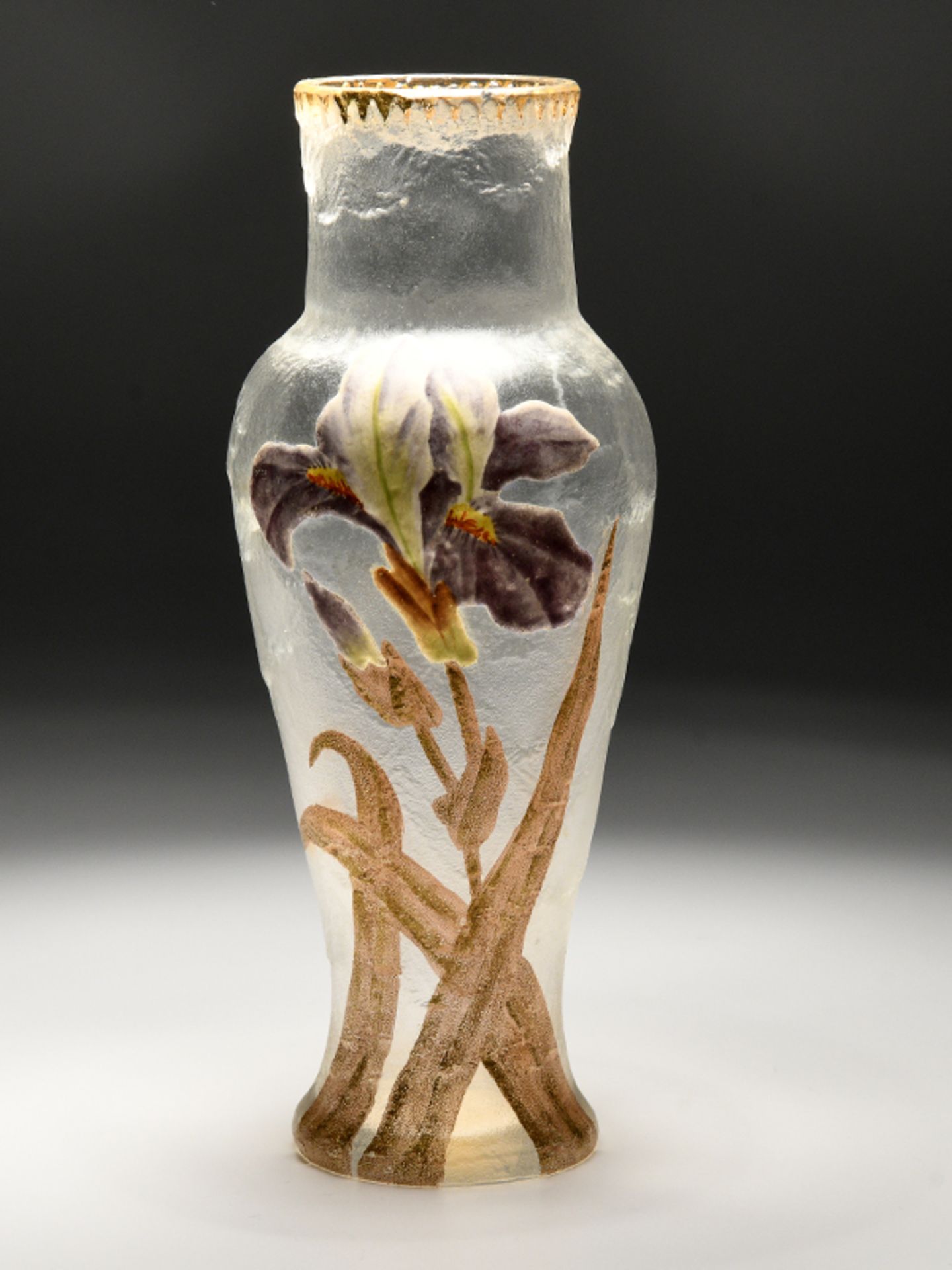 Art-Nouveau-Vase mit Schwertliliendekor, Legras & Cie., Saint Denis/Mont Joye (Frankreich), um 1910.