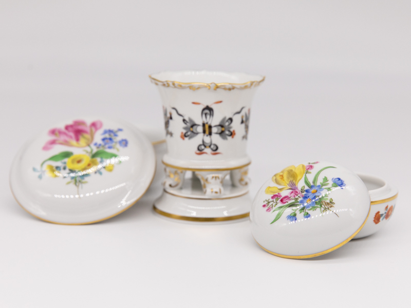 2 Deckeldosen "Deutsche Blume" + Sockelvase "Schwarzer Drache", Meissen, 2. HÃ¤lfte 20. Jh. - Image 3 of 5