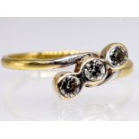 Jugendstil-Ring mit 3 Altschliff-Diamanten, zus. ca. 0,40 ct, um 1900. br585/- Gelbgold.