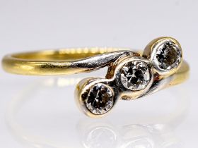 Jugendstil-Ring mit 3 Altschliff-Diamanten, zus. ca. 0,40 ct, um 1900. br585/- Gelbgold.