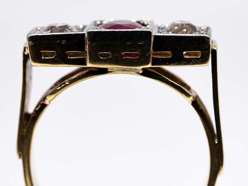 Art Deco-Ring mit Rubin ca. 0,40 ct und 2 Altschliff-Diamanten, zus. ca. 0,50 ct, um 1920. br585/- - Image 4 of 5
