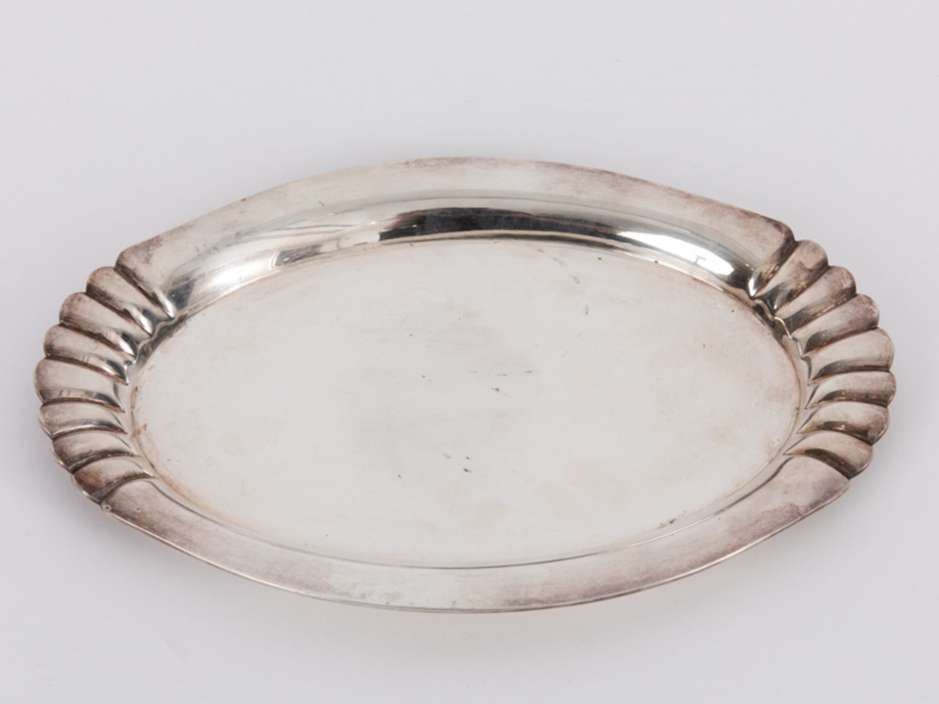 Kleines Tablett, deutsch, 20. Jh. br800/-Silber, ca. 250 g; Ovalform mit gerundet ansteigender