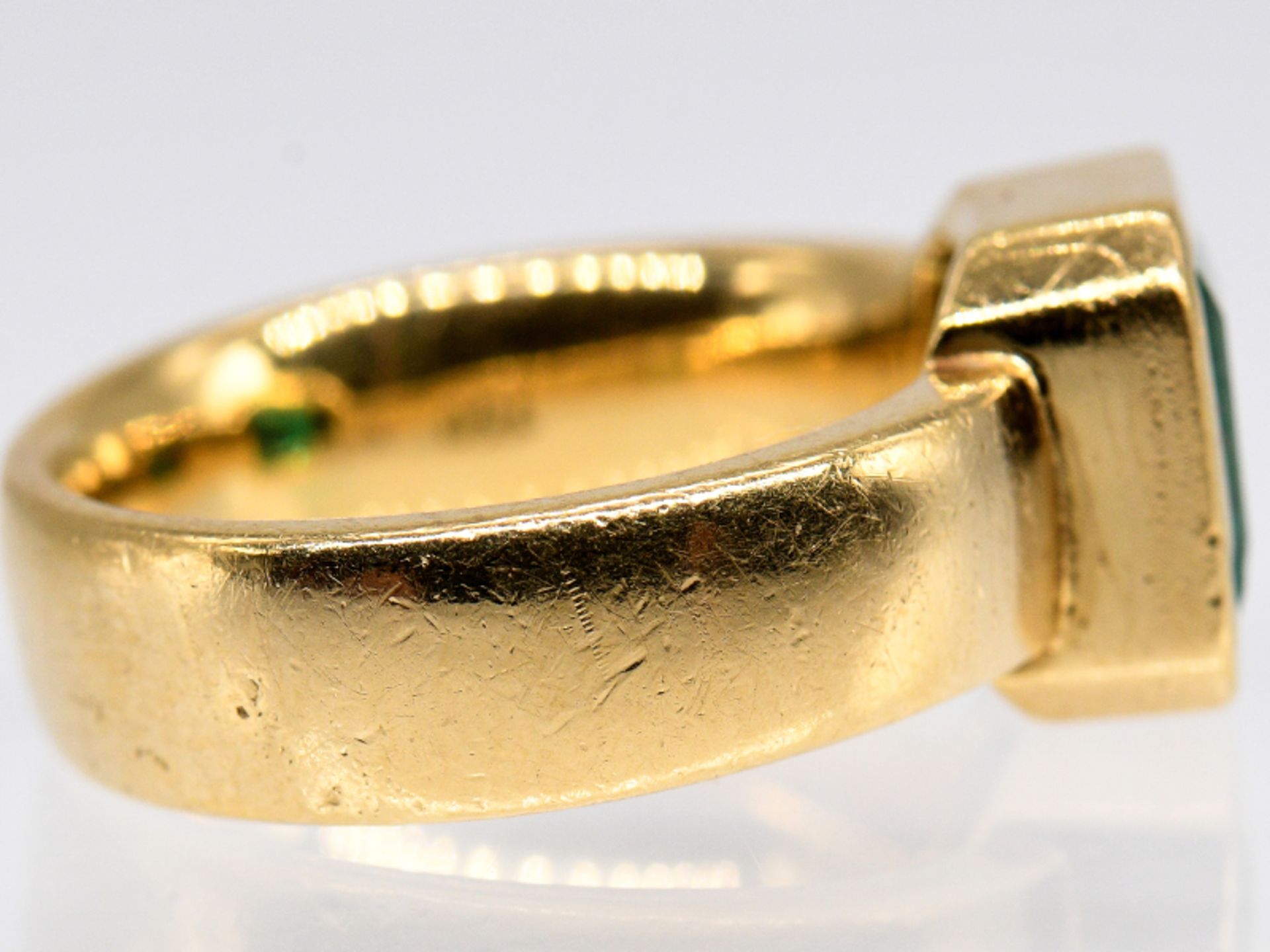 Massiver Ring mit Smaragd, Juwelier Willer, Hamburg, 21. Jh. br750/- Gelbgold. Gesamtgewicht ca. - Image 2 of 4