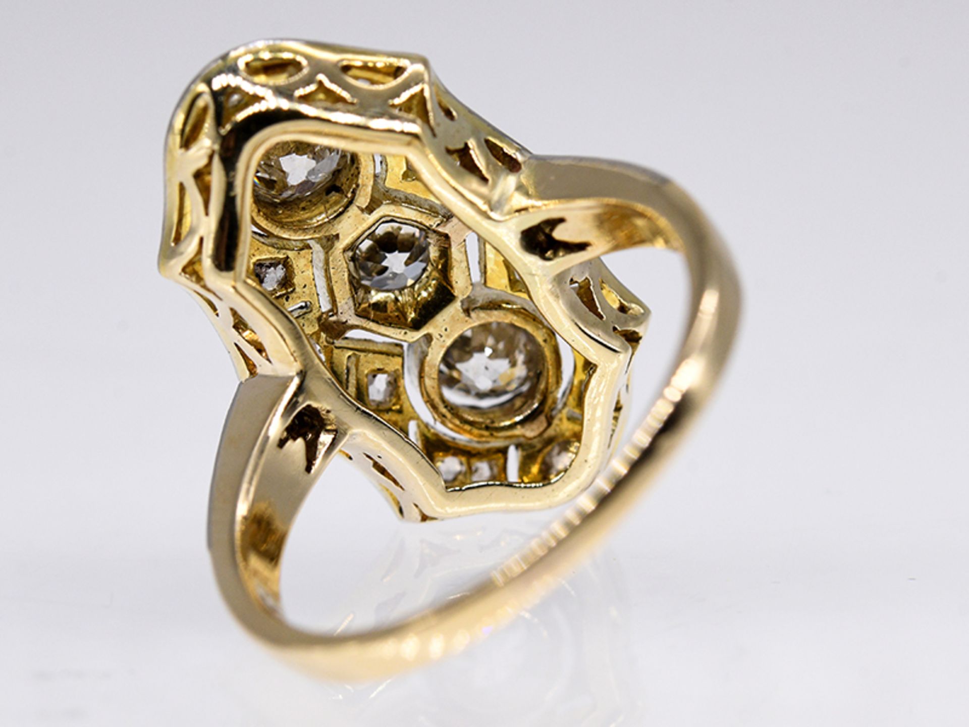 Art Deco Ring mit Altschliff-Diamanten und Diamantrosen, zus. ca. 0,7 ct, um 1920-1930. br585/- - Image 4 of 4