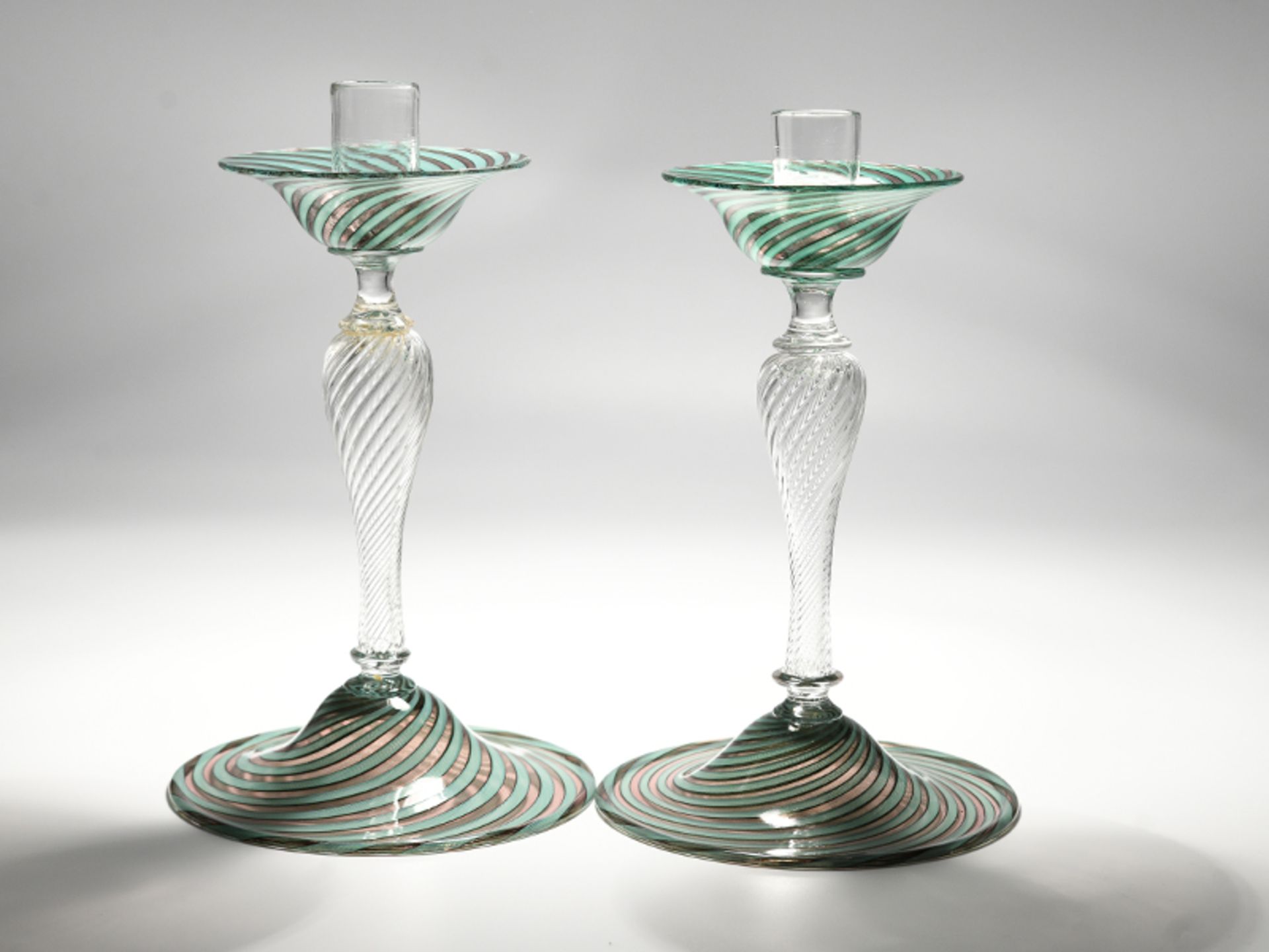 Glas-Leuchter-Paar, Venini, Murano, 20. Jh. brFarbloses Glas, teils mit grÃ¼n-weiÃŸen und