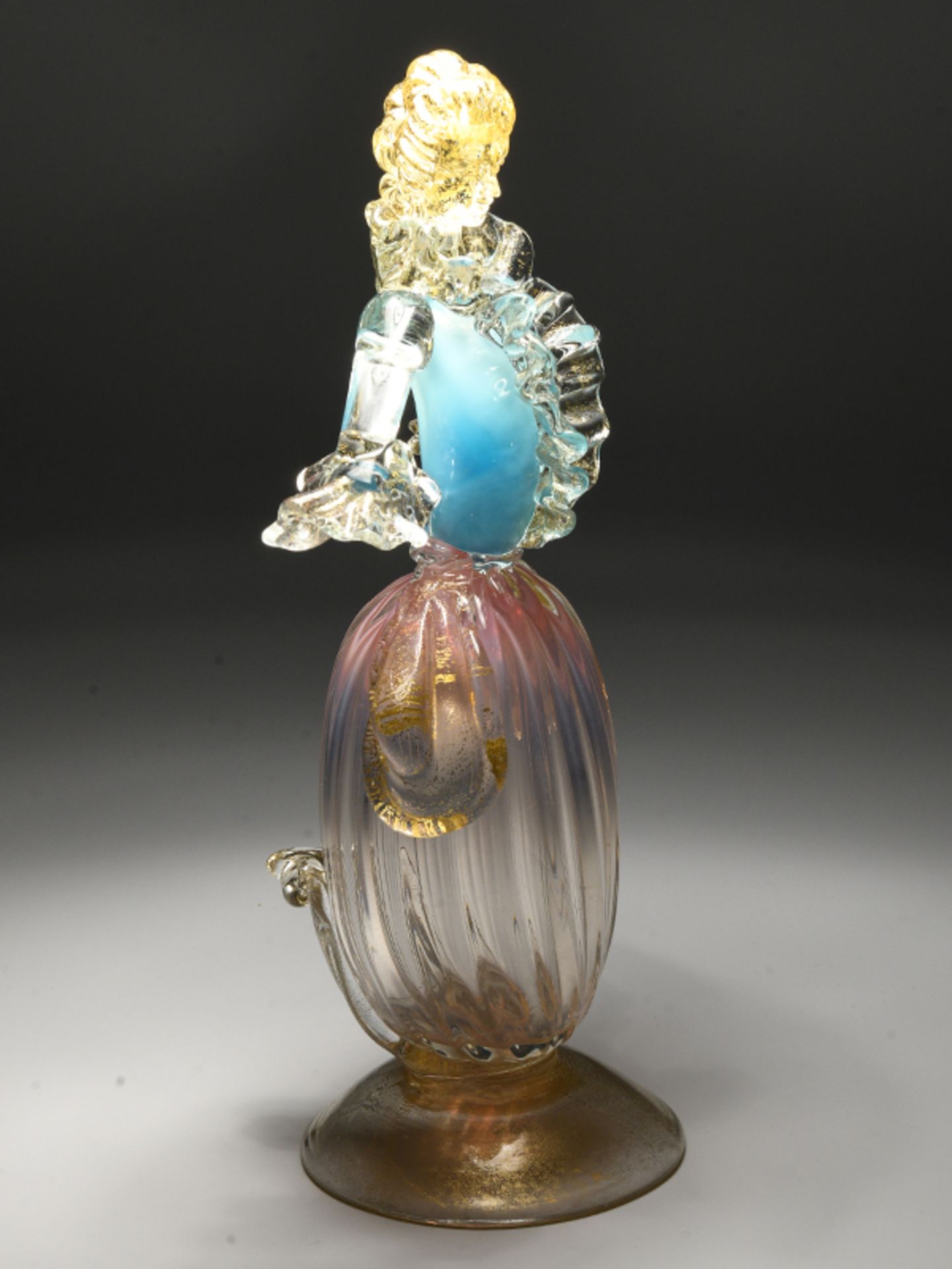 Glasfigur einer Dame im Rokokostil, wohl Barovier & Toso, Murano, 20. Jh. brFarbloses Glas, in teils - Image 2 of 8