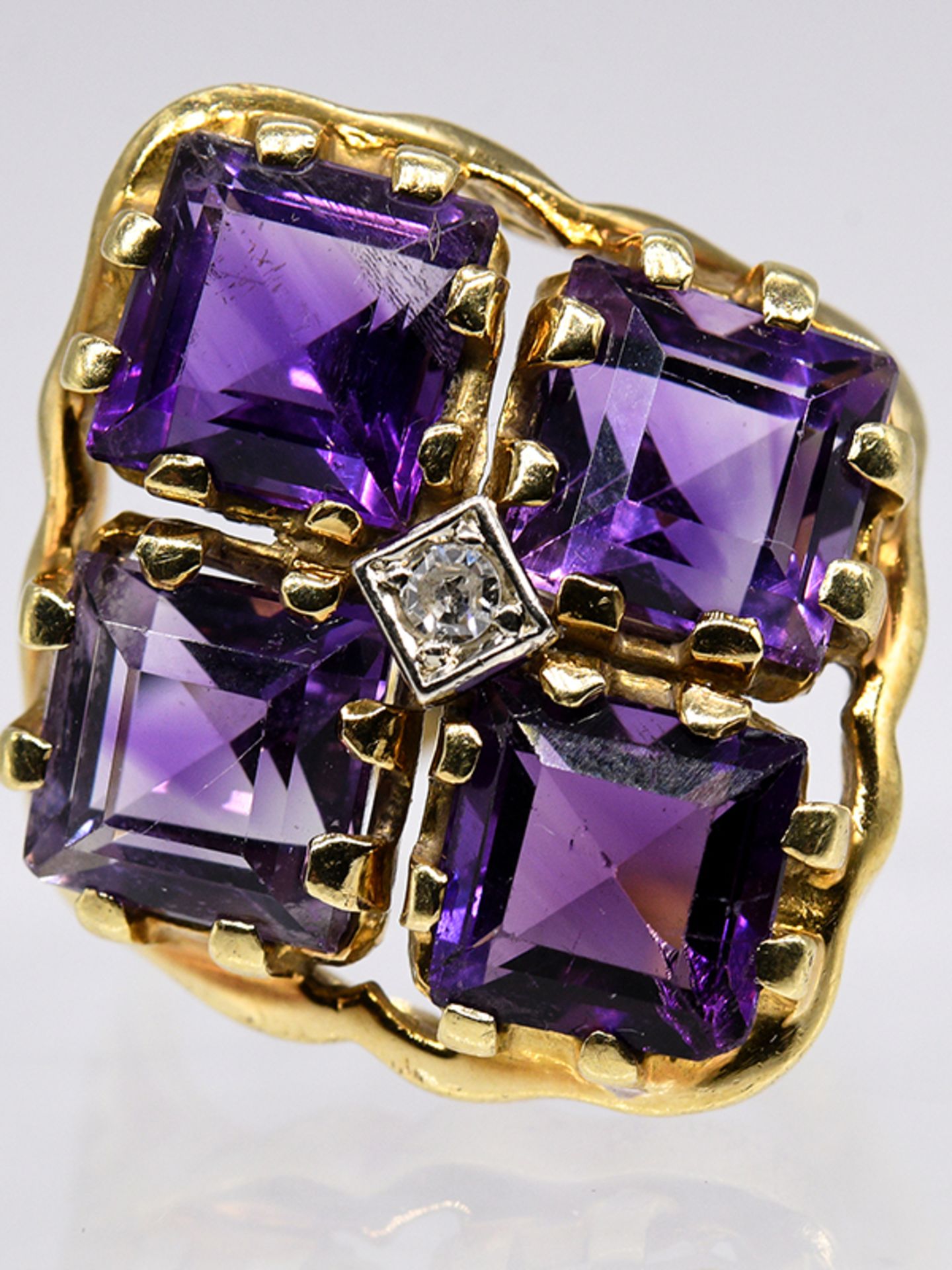 Ring mit 4 Amethyst-CarrÃ©s und kleinem Diamanten ca. 0,03 ct, Goldschmiedearbeit, 20. Jh. br585/-