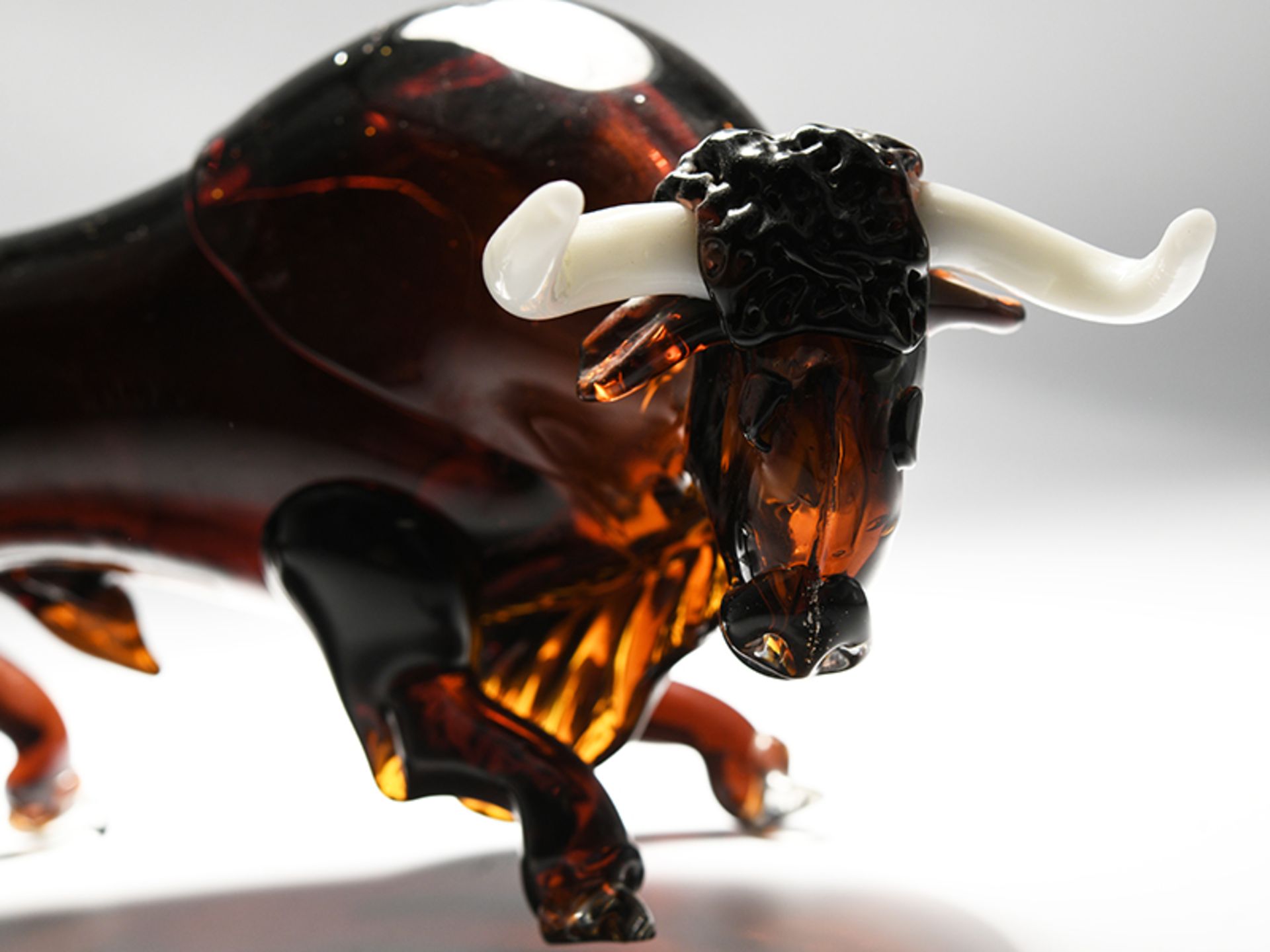 Glasfigur "Stier", wohl Murano/Italien, 20. Jh. brBrÃ¤unlich-honigfarbiges Glas mit opak weiÃŸem und - Image 2 of 5