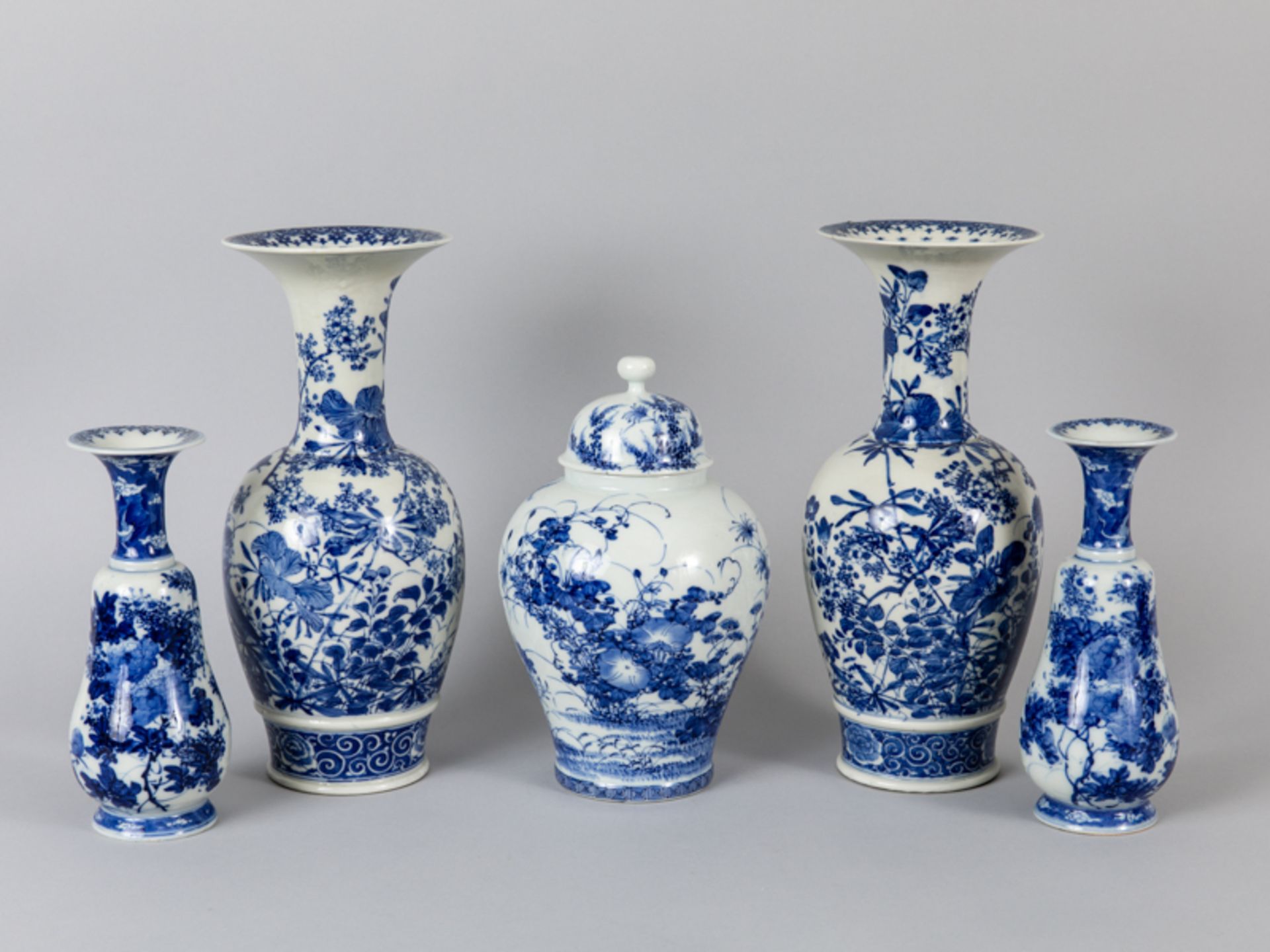 2 Arita-Vasen-Paare + Deckelvase mit Blaumalerei, Japan, Meiji-Zeit (1868 - 1912).