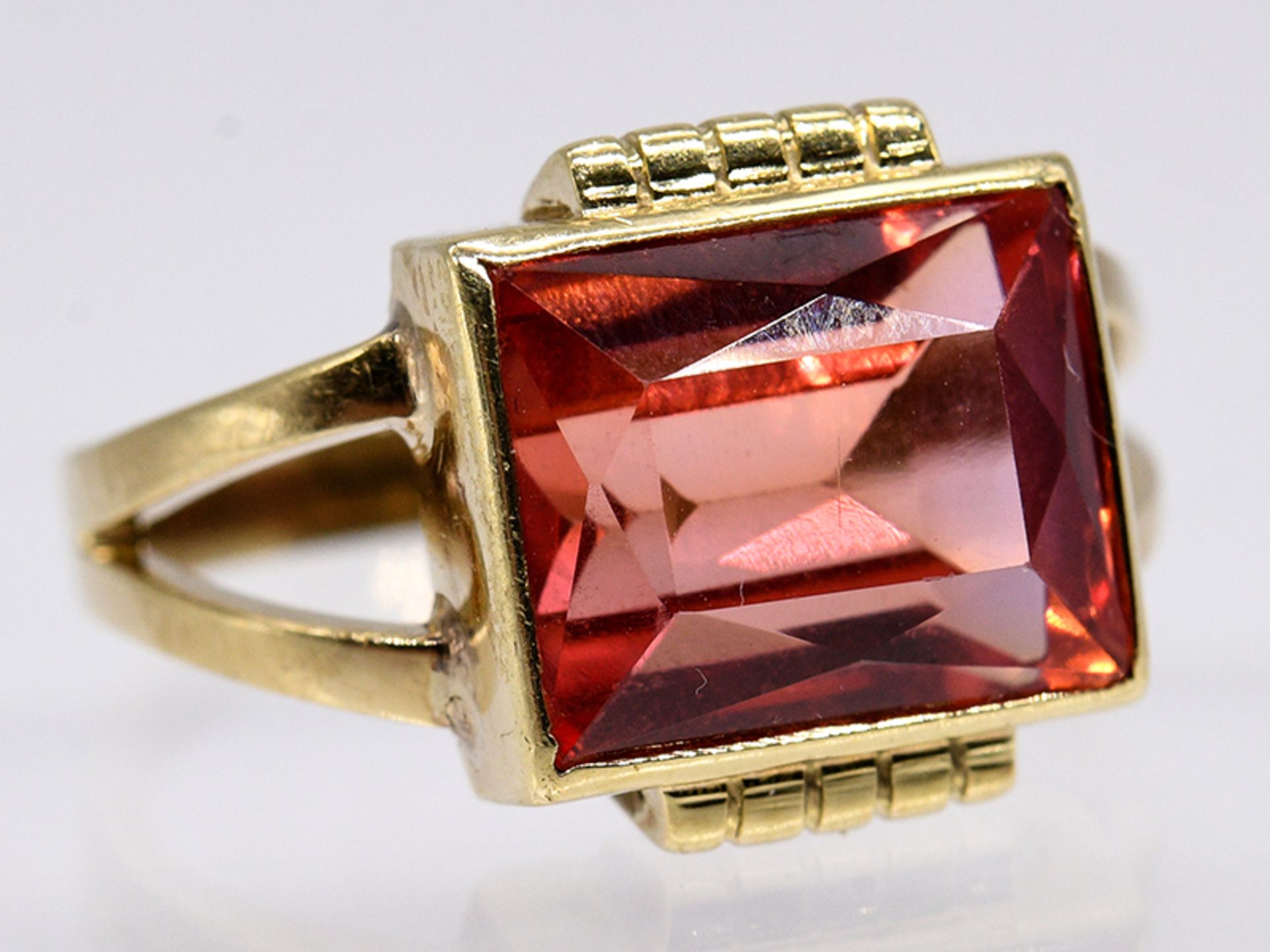 Ring mit Farbstein, 50- Jahre. br585/- Gelbgold. Gesamtgewicht ca. 3,3 g. Rechteckige - Image 2 of 5