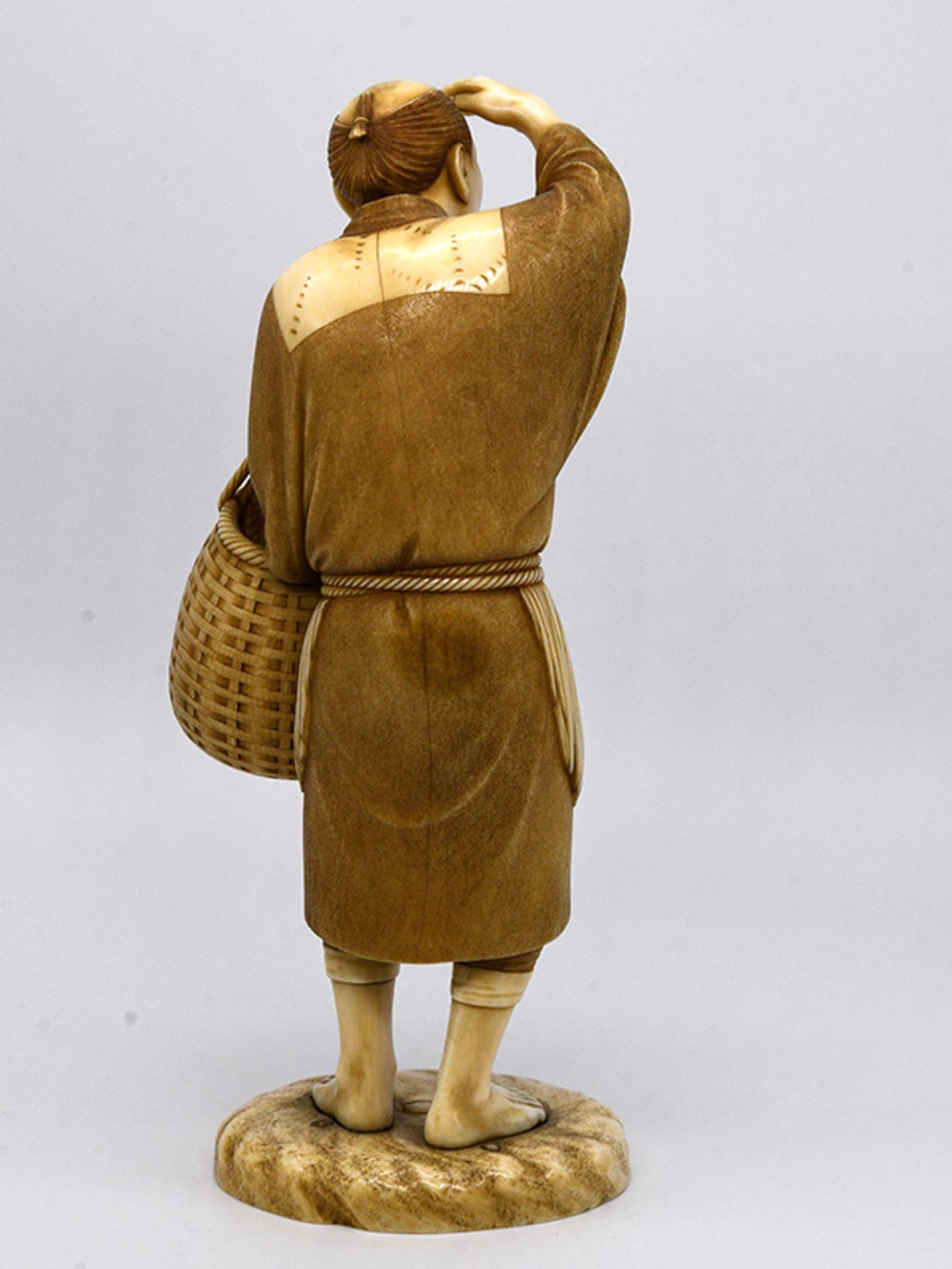 Okimono "Fischer", Japan, Meiji-Periode (frÃ¼hes 20. Jh.). brElfenbein, geschnitzt; auf flacher, - Image 5 of 10