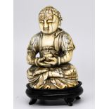 Okimono "Buddha", China, wohl Ming-Dynastie. brElfenbein, geschnitzt; auf spÃ¤terem dunklen