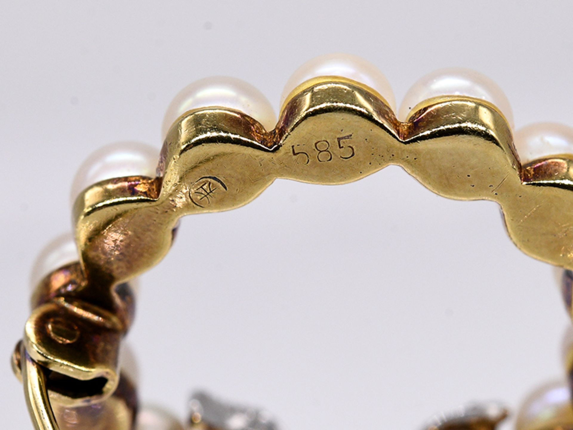 Schleifen-Kranzbrosche mit Perlen und kleinen Diamantrosen, 20. Jh. br585/-Gelbgold bzw. - Image 2 of 3