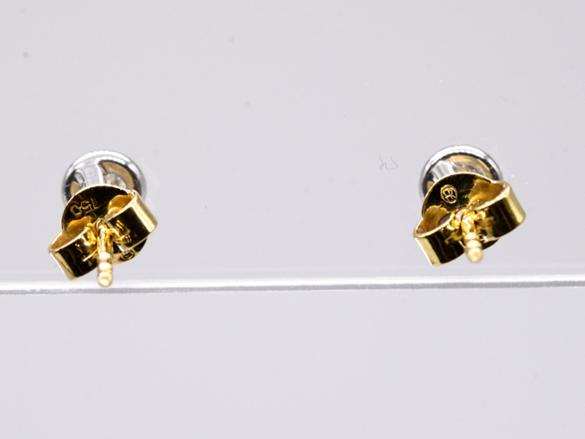 Paar Ohrstecker mit Brillanten, zus. ca. 0,2 ct, Juwelier von Haeffen, Hamburg, 21. Jh. br750/- - Image 3 of 3