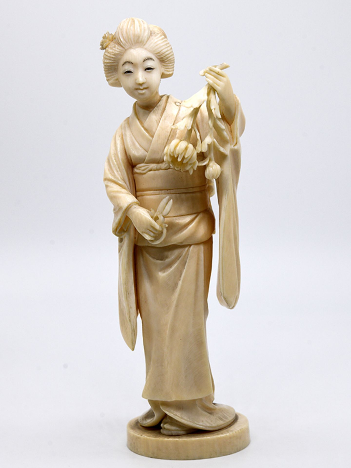 Okimono "Geisha mit Blumen und Schere", Japan, spÃ¤te Meiji- Periode (frÃ¼hes 20. Jh.). brElfenbein,