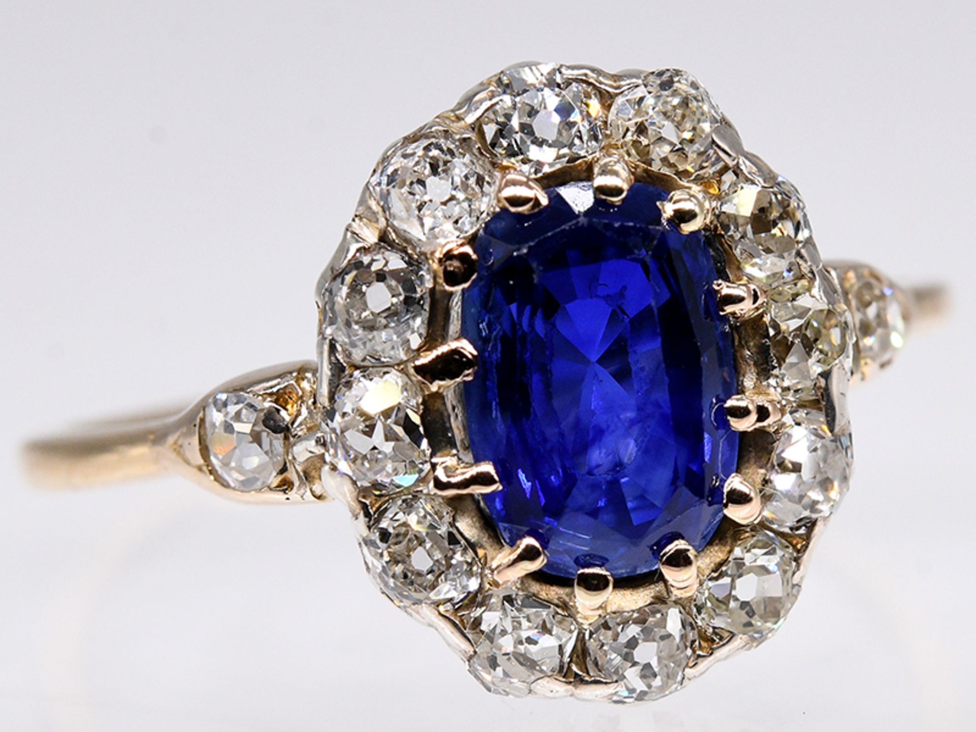 Ring mit hochwertigem Saphir ca. 1,2 ct und 14 Altschliff-Diamanten, zus. ca. 1,1 ct, um 1900.