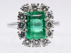 Ring mit hochwertigem Smaragd ca. 1,6 ct, wohl Kolumbien und 12 Brillanten, zus. ca. 1,1 ct,