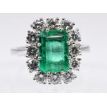 Ring mit hochwertigem Smaragd ca. 1,6 ct, wohl Kolumbien und 12 Brillanten, zus. ca. 1,1 ct,
