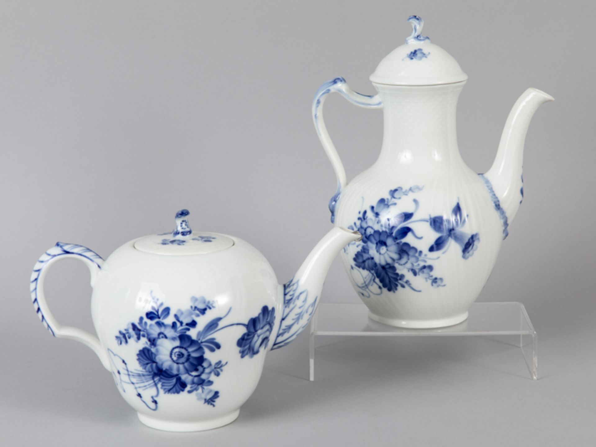 GroÃŸe Teekanne und Kaffeekanne, "Blaue Blume", Royal Copenhagen, 20. Jh. brWeiÃŸporzellan mit unter - Image 2 of 4