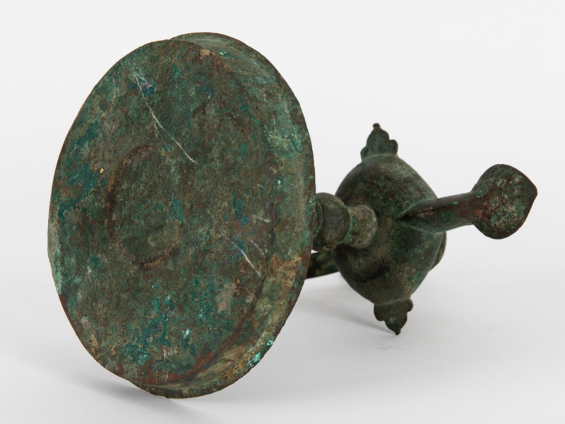 Antike Ã–llampe, wohl Asien. brBronze mit grÃ¼nlicher Patina; runder Tellersockel mit seitlichem - Image 4 of 7