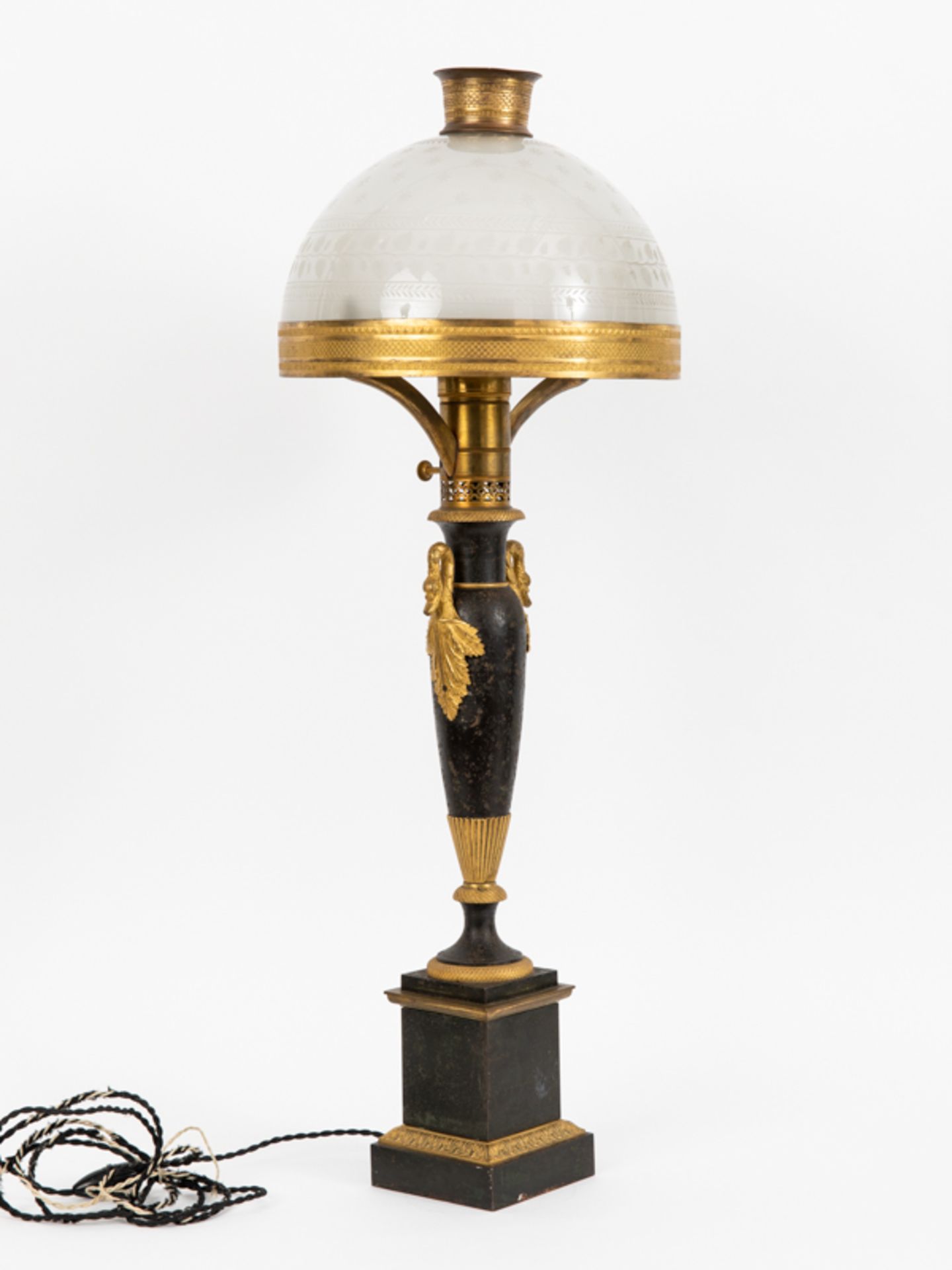 GroÃŸe Tischlampe im Neo-Empire-Stil, wohl Schweden, um 1900. brZinkguss und Glas, schwarz gefasst - Image 8 of 9