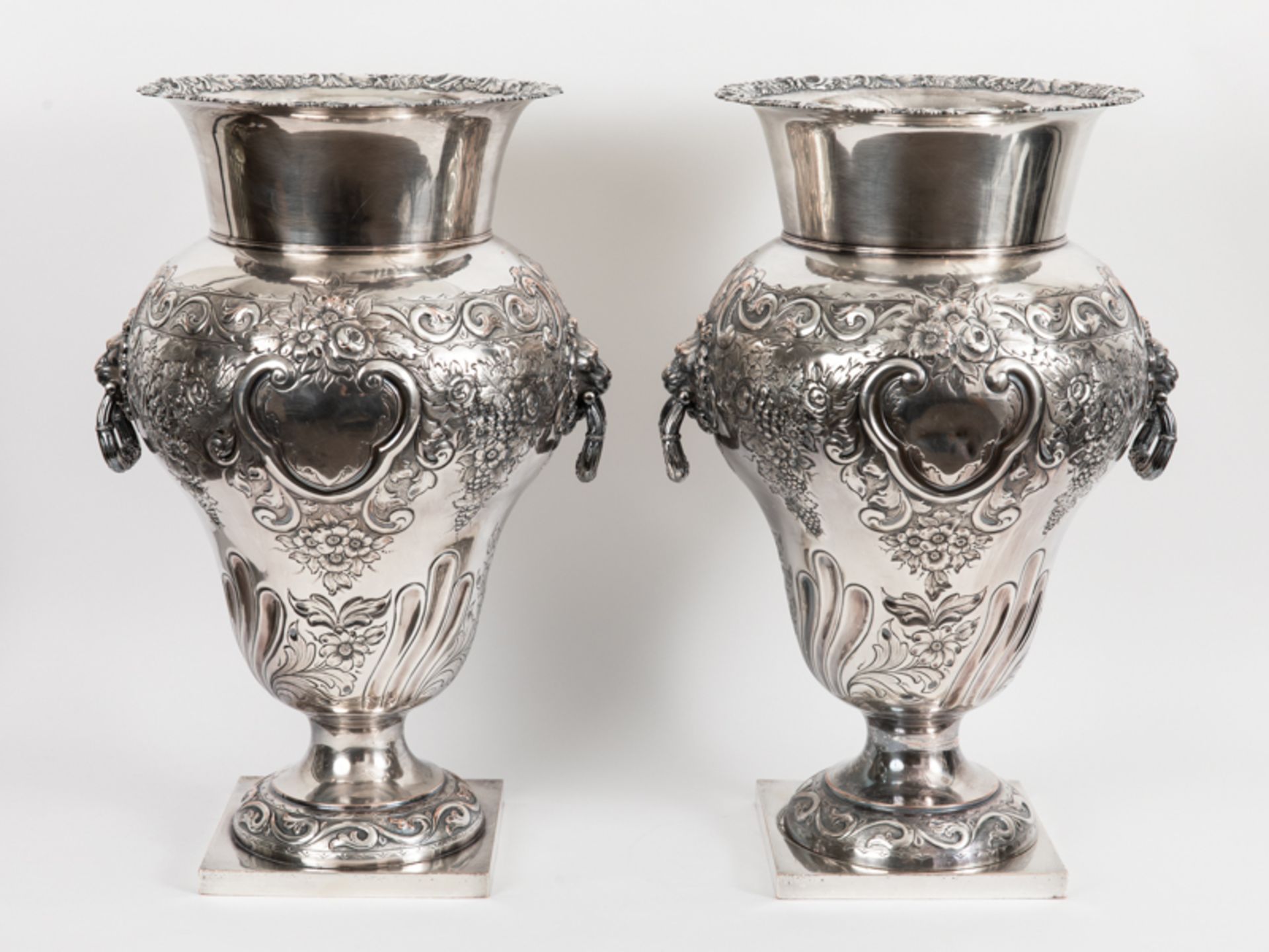 Paar viktorianische Prunk-Vasen/-WeinkÃ¼hler im Neorokokostil, wohl England, 2. HÃ¤lfte 19. Jh.