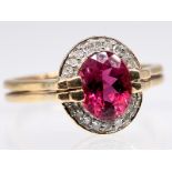 Ring mit pinkfarbenem Turmalin und kleinen farblosen Farbsteinen, England, 20. Jh. br9 kt