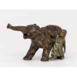 Wiener Bronze "Elefant mit Mensch", Anfang 20. Jh. brMessingguss mit Resten alter farbiger Bemalung;