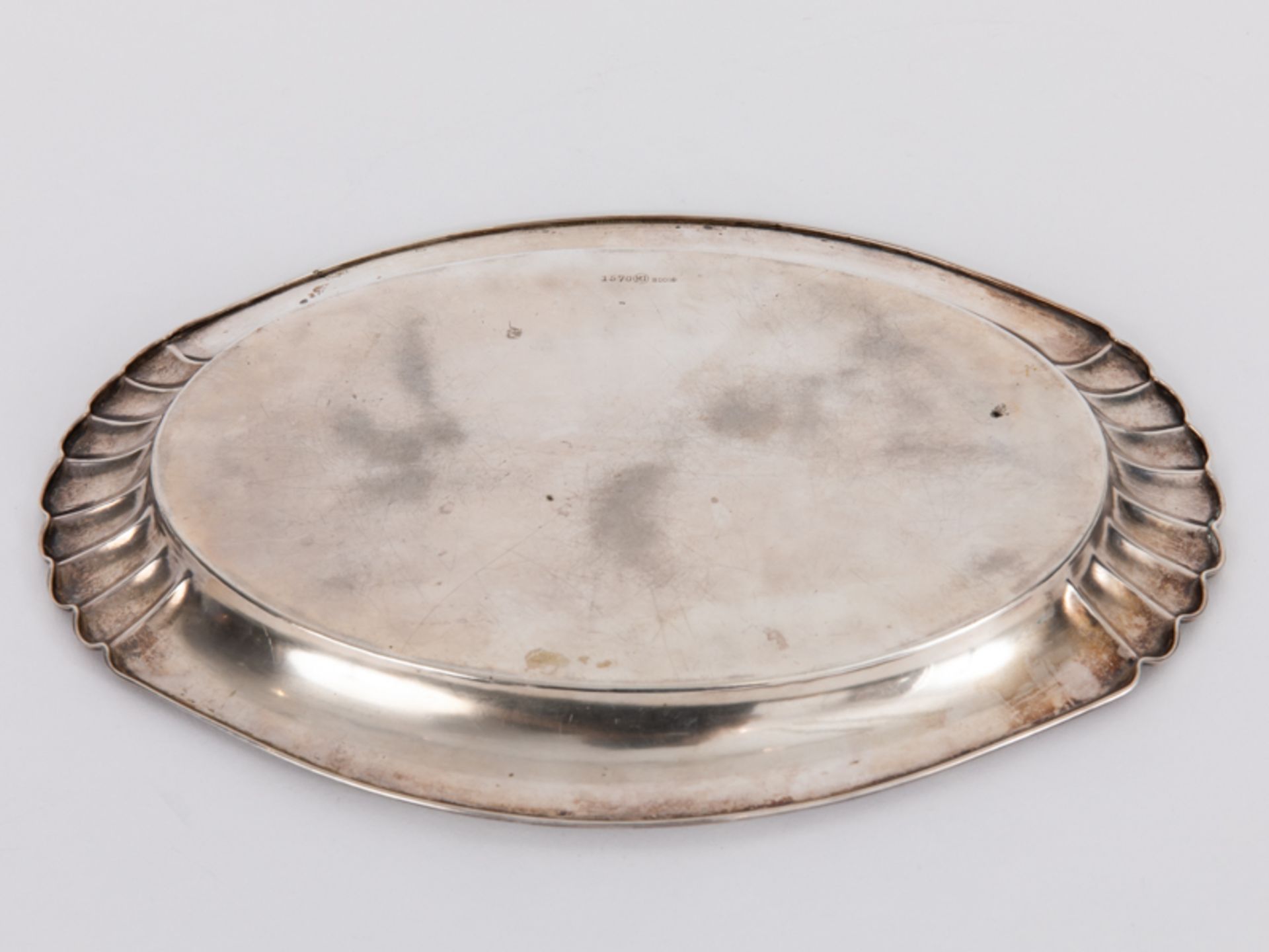 Kleines Tablett, deutsch, 20. Jh. br800/-Silber, ca. 250 g; Ovalform mit gerundet ansteigender - Bild 4 aus 4