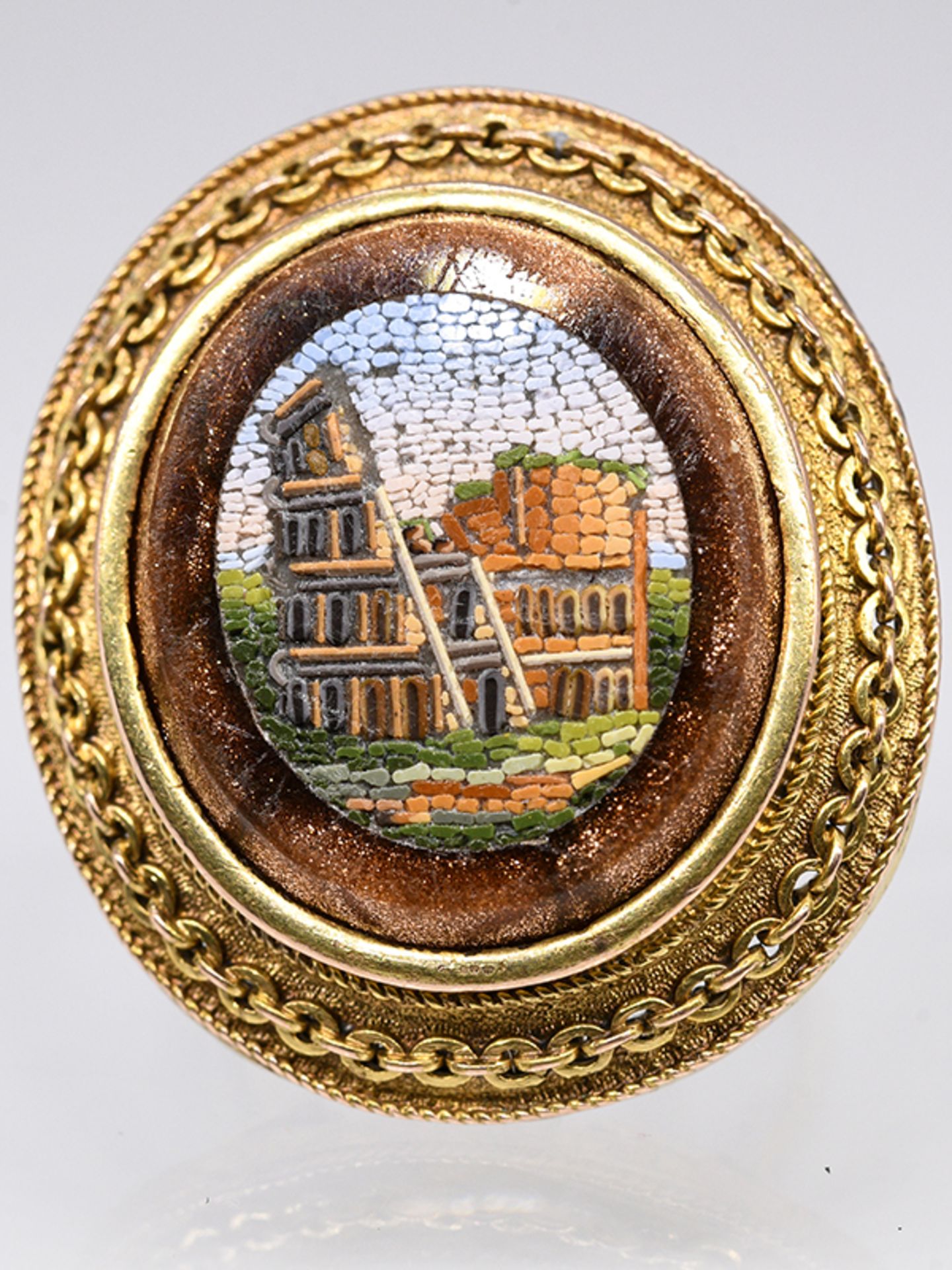 GroÃŸer Ring mit Sonnenstein und feiner Pietra Dura-Arbeit, Goldschmiedearbeit, um 1900. br585/-