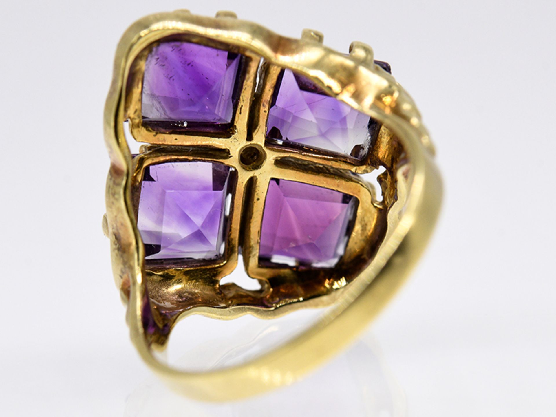 Ring mit 4 Amethyst-CarrÃ©s und kleinem Diamanten ca. 0,03 ct, Goldschmiedearbeit, 20. Jh. br585/- - Image 3 of 4