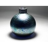 Vase mit LÃ¼sterÃ¼berfang, Correia Art Glass, USA, Ende 20. Jh. brBlaues Glas mit aufgeschmolzenem