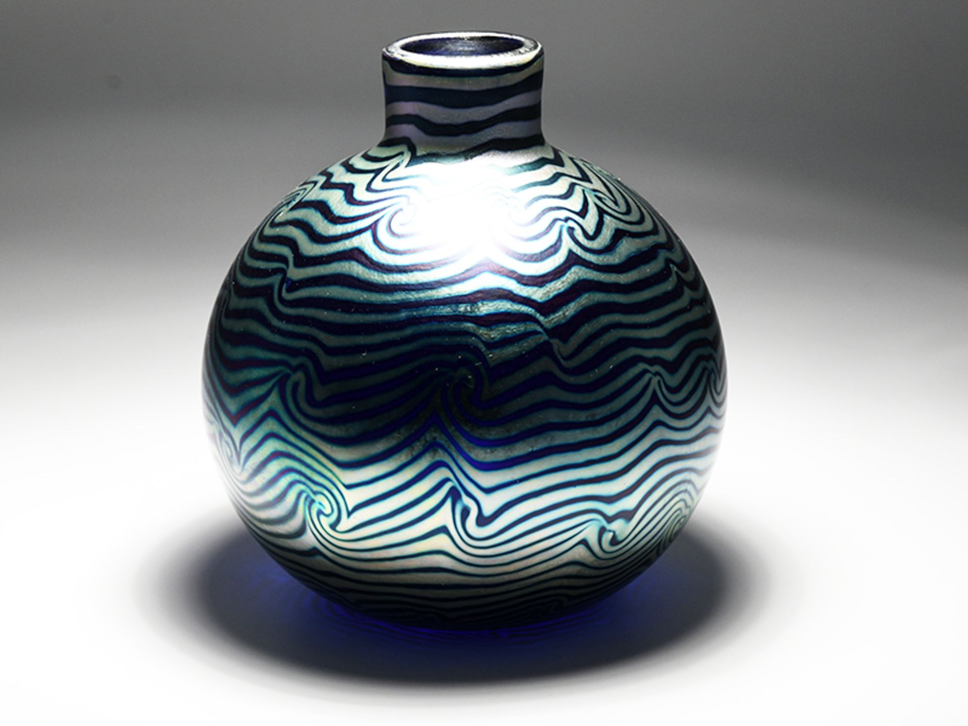 Vase mit LÃ¼sterÃ¼berfang, Correia Art Glass, USA, Ende 20. Jh. brBlaues Glas mit aufgeschmolzenem