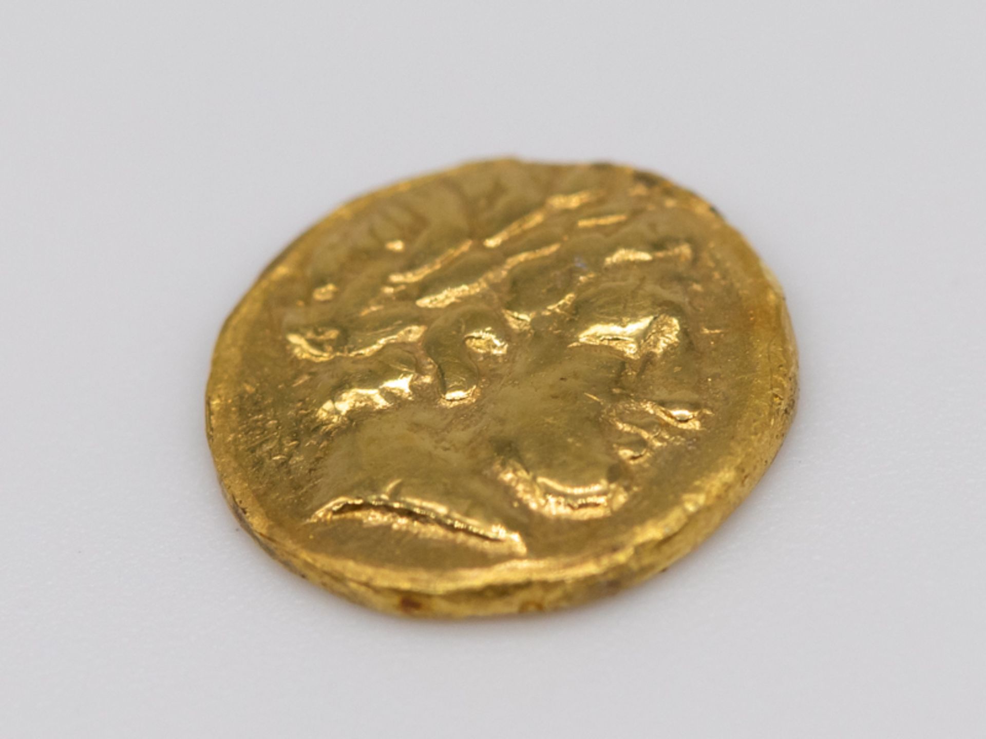 Antike rÃ¶mische Miniatur-GoldmÃ¼nze. brGewicht ca. 0,7 g (Goldgehalt ungeprÃ¼ft); auf einer Seite