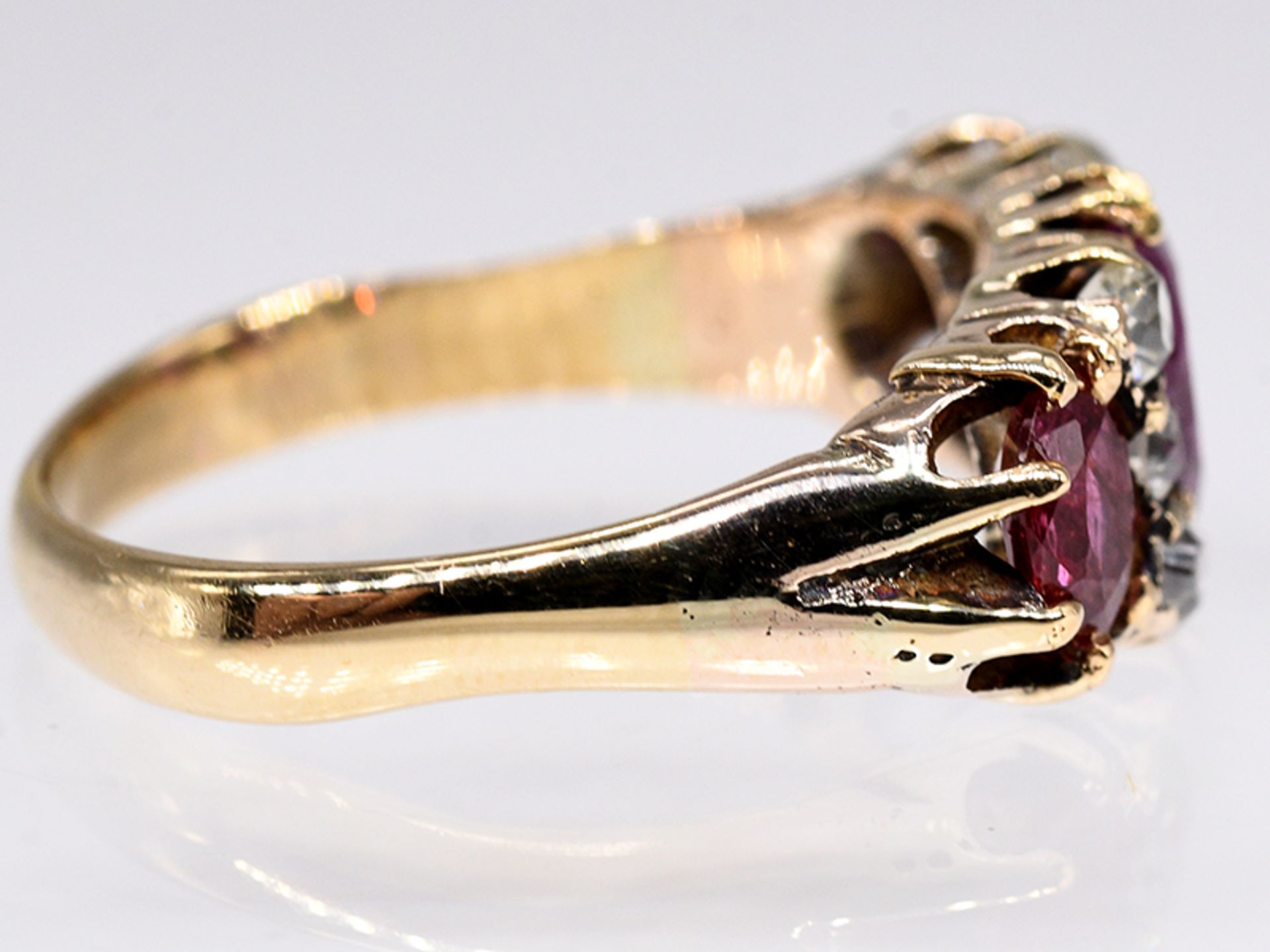 Antiker Ring mit 3 Rubinen, zus. ca. 2 ct und 6 Altschliff-Diamanten, zus. ca. 0,4 ct, 1860/1880. - Image 2 of 4