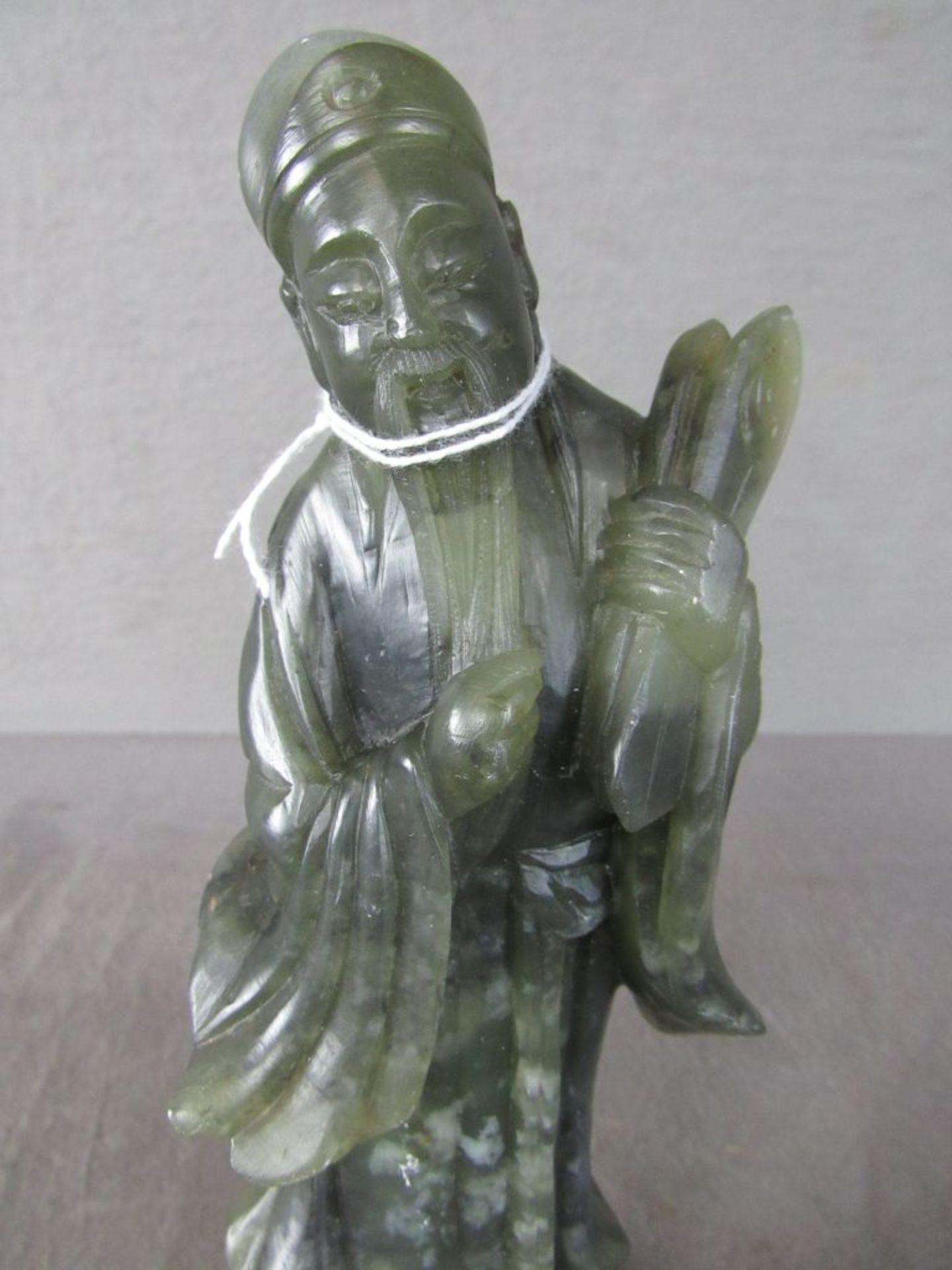 Alte Jadefigur Gelehrter Skulptur Asiatika Jade geschnitzt 20. Jahrhundert Höhe:24cm - Image 2 of 5