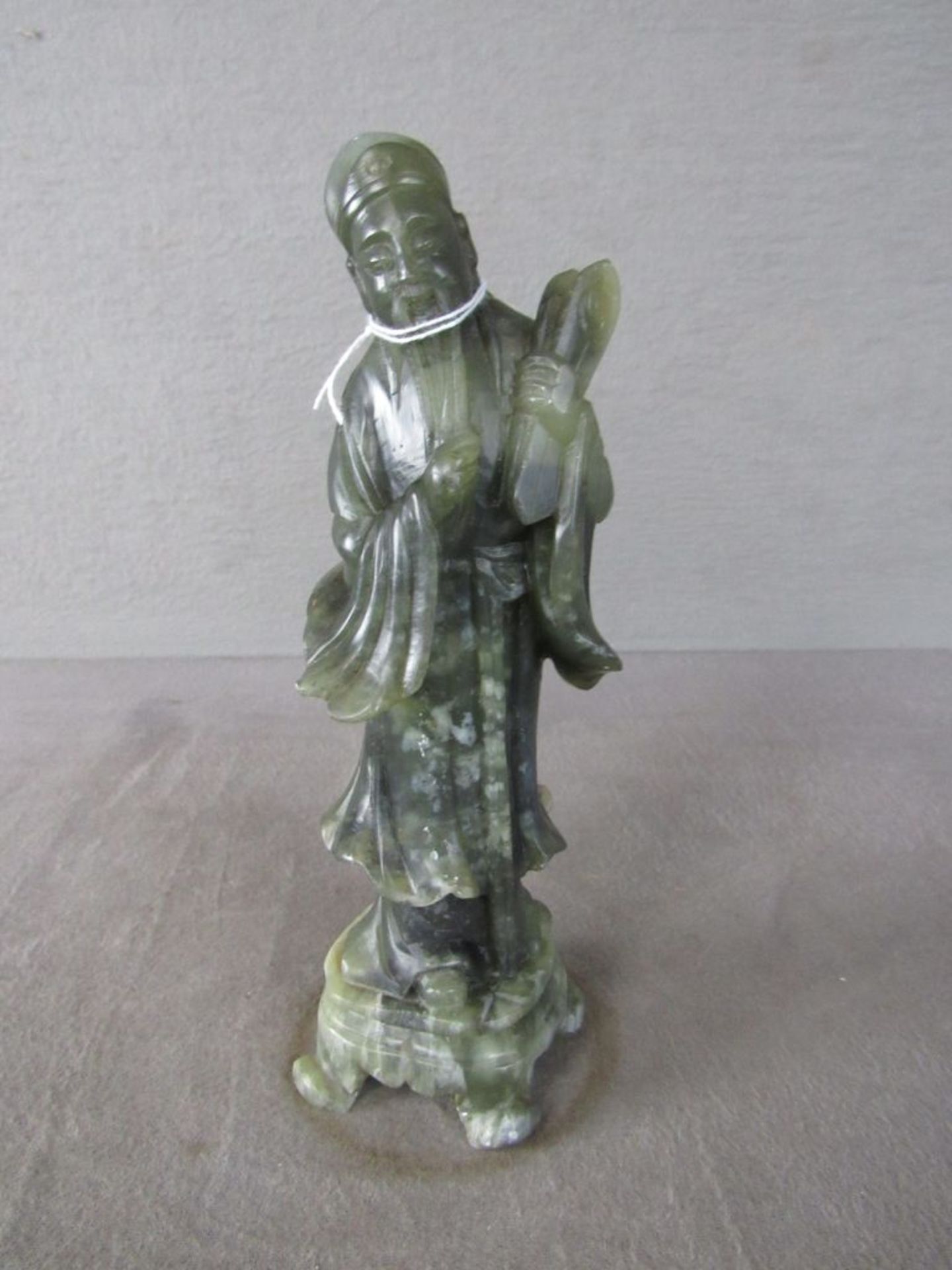 Alte Jadefigur Gelehrter Skulptur Asiatika Jade geschnitzt 20. Jahrhundert Höhe:24cm