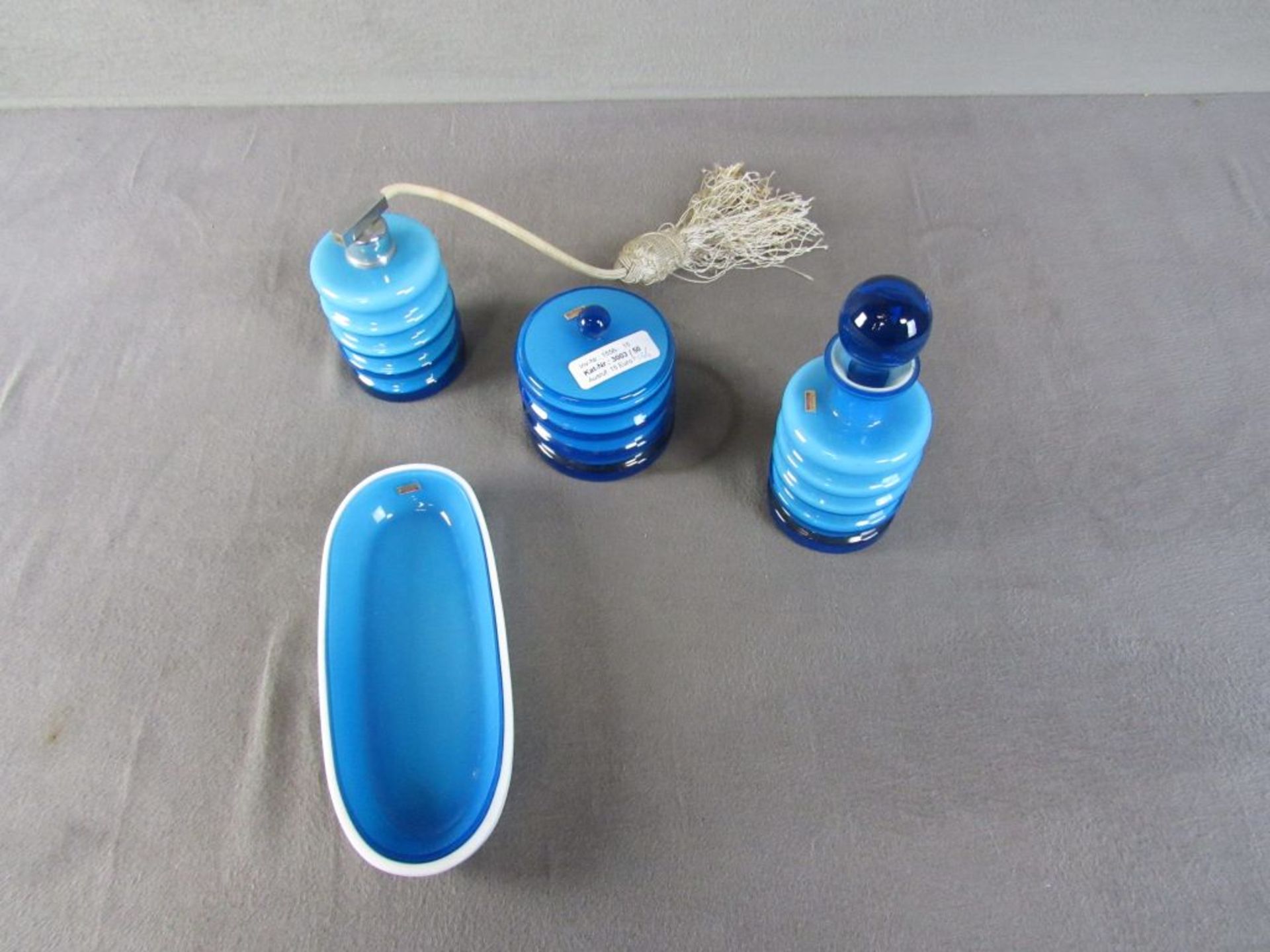 Vier Teile Damenfrisierset 60er Jahre Blau-Weißglas Friedrich Kristall - Bild 6 aus 6
