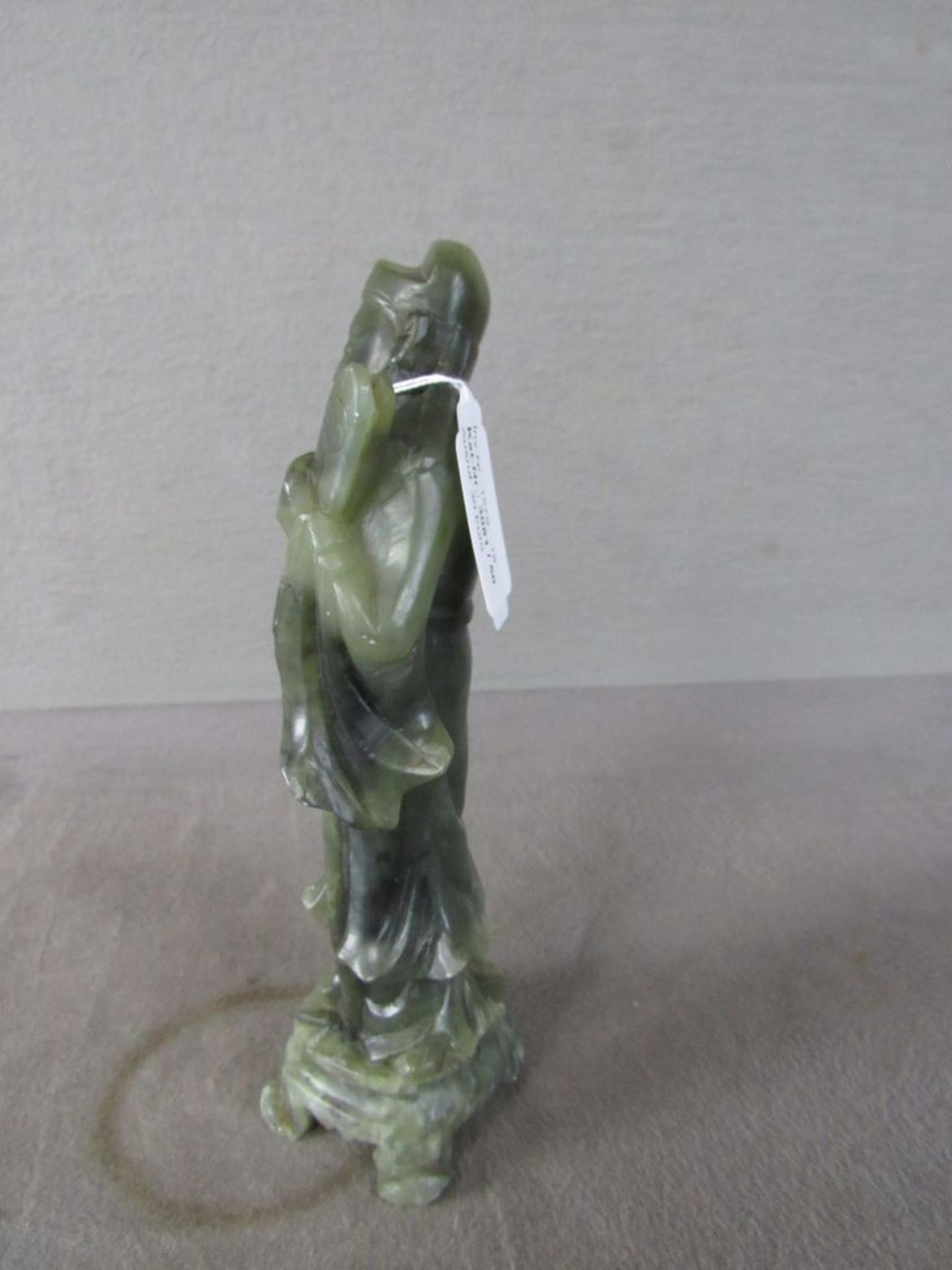 Alte Jadefigur Gelehrter Skulptur Asiatika Jade geschnitzt 20. Jahrhundert Höhe:24cm - Image 5 of 5