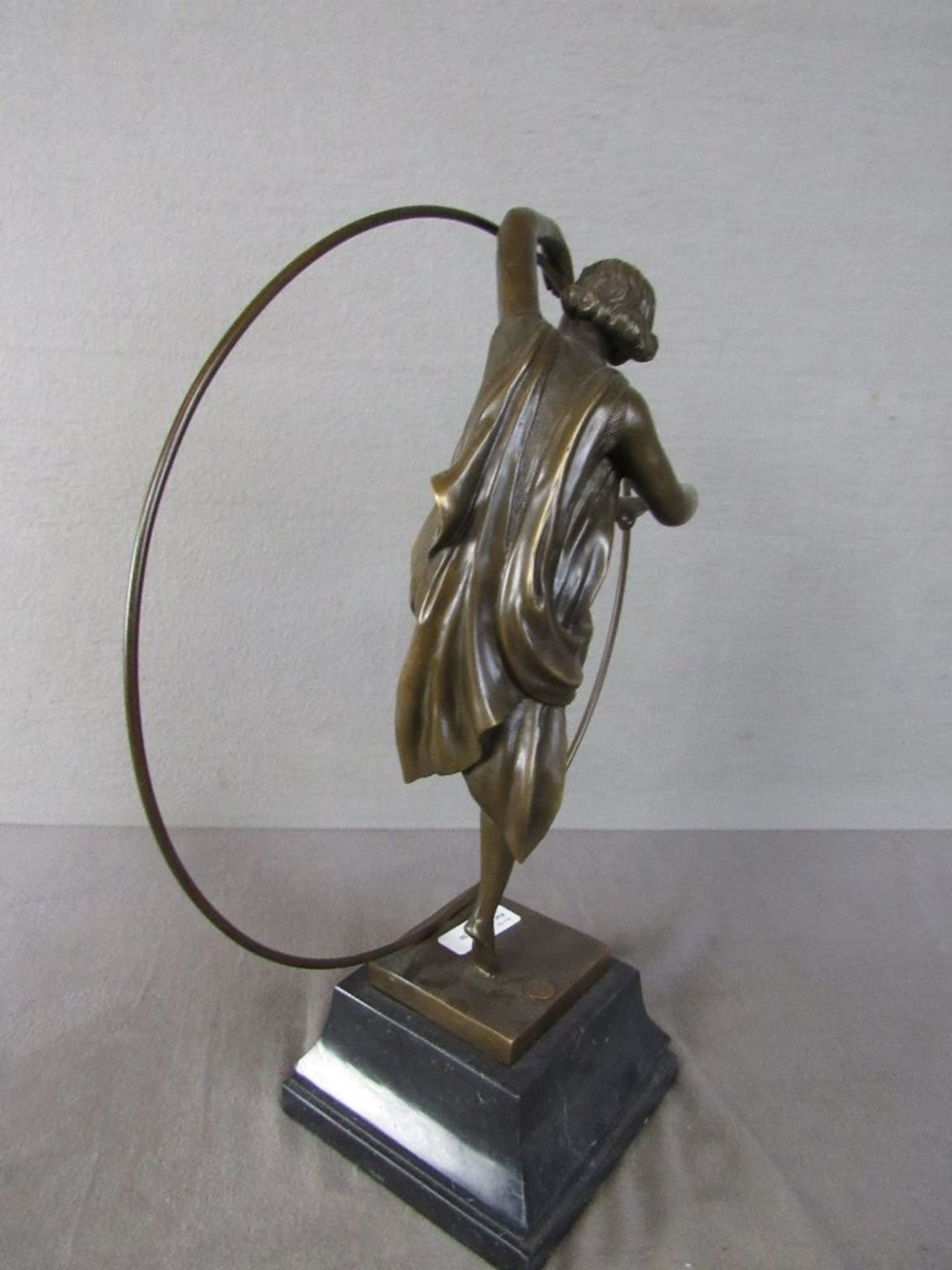 Bronzeskulptur in Art Deco Manier auf schwarzer Marmorplinte die Reifentänzerin signiertund - Image 8 of 8