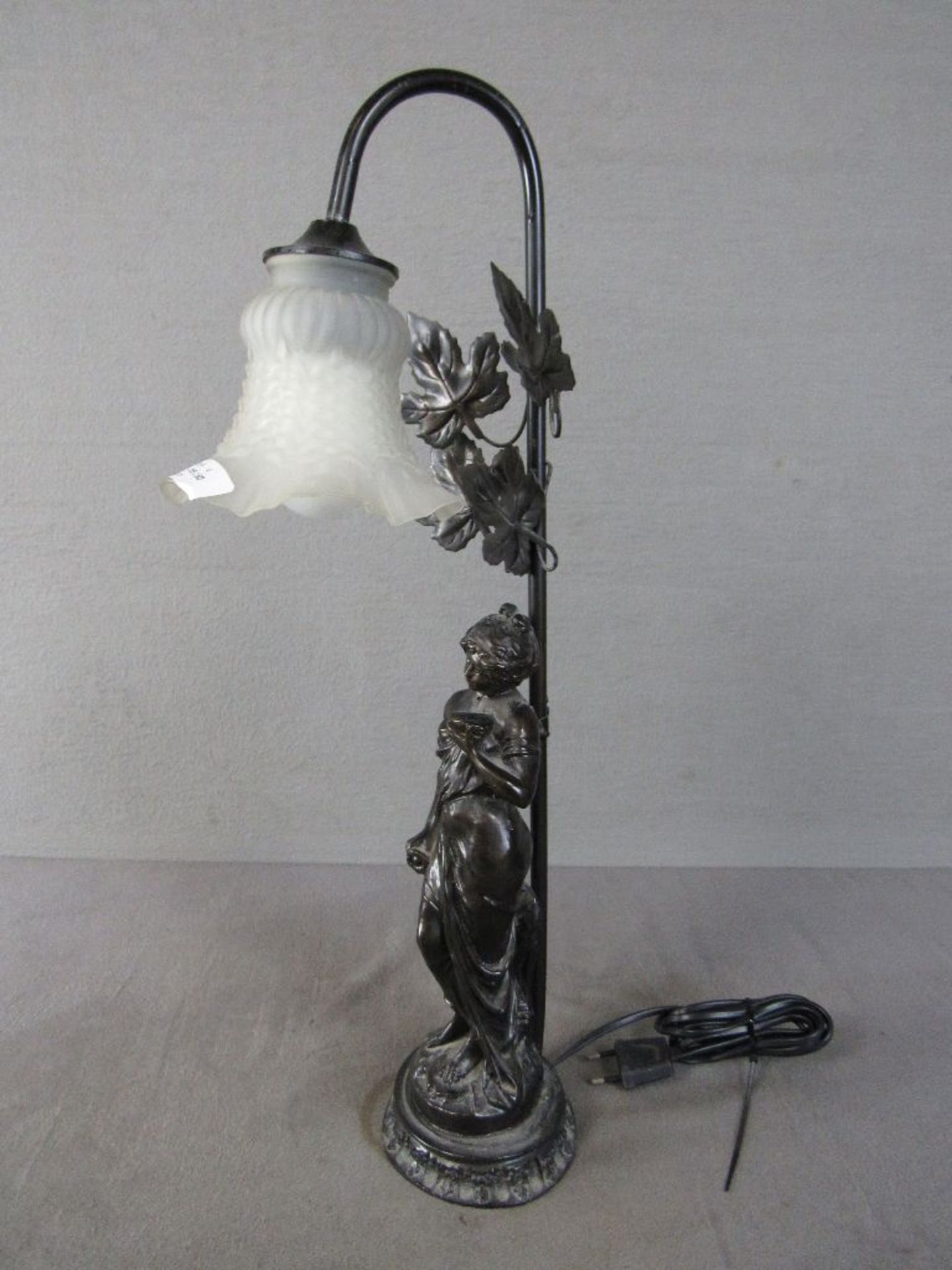 Tischlampe in schöner Jugendstilmanier träumende Dame 54cm hoch funktionstüchtig - Image 2 of 5
