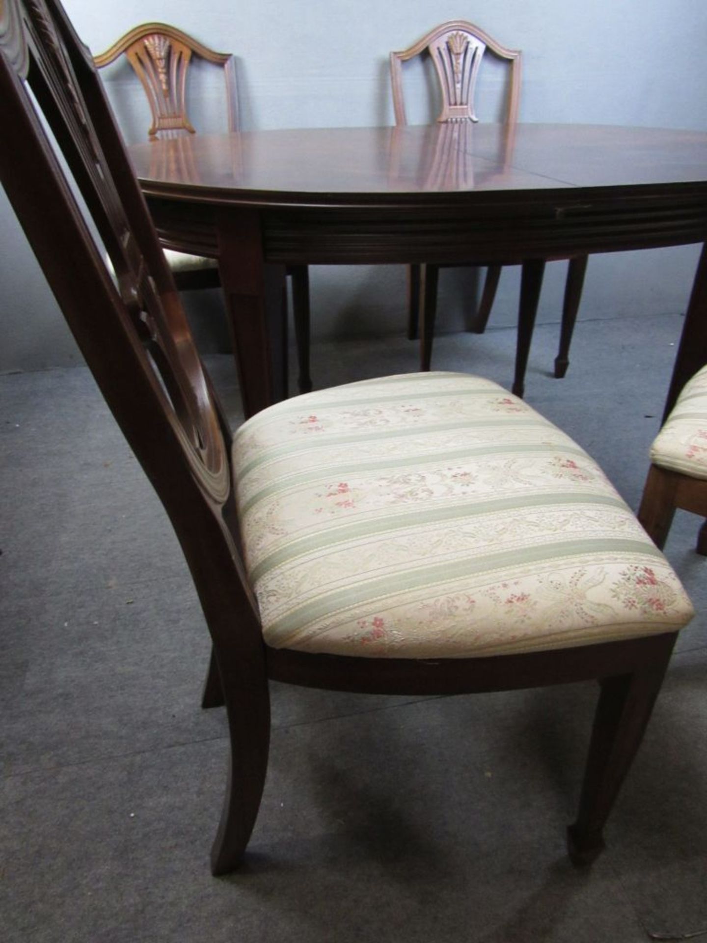 Ovaler kleiner Esszimmertisch und vier passige Stühle Nussbaum Tisch ca.120x95cm - Image 5 of 10