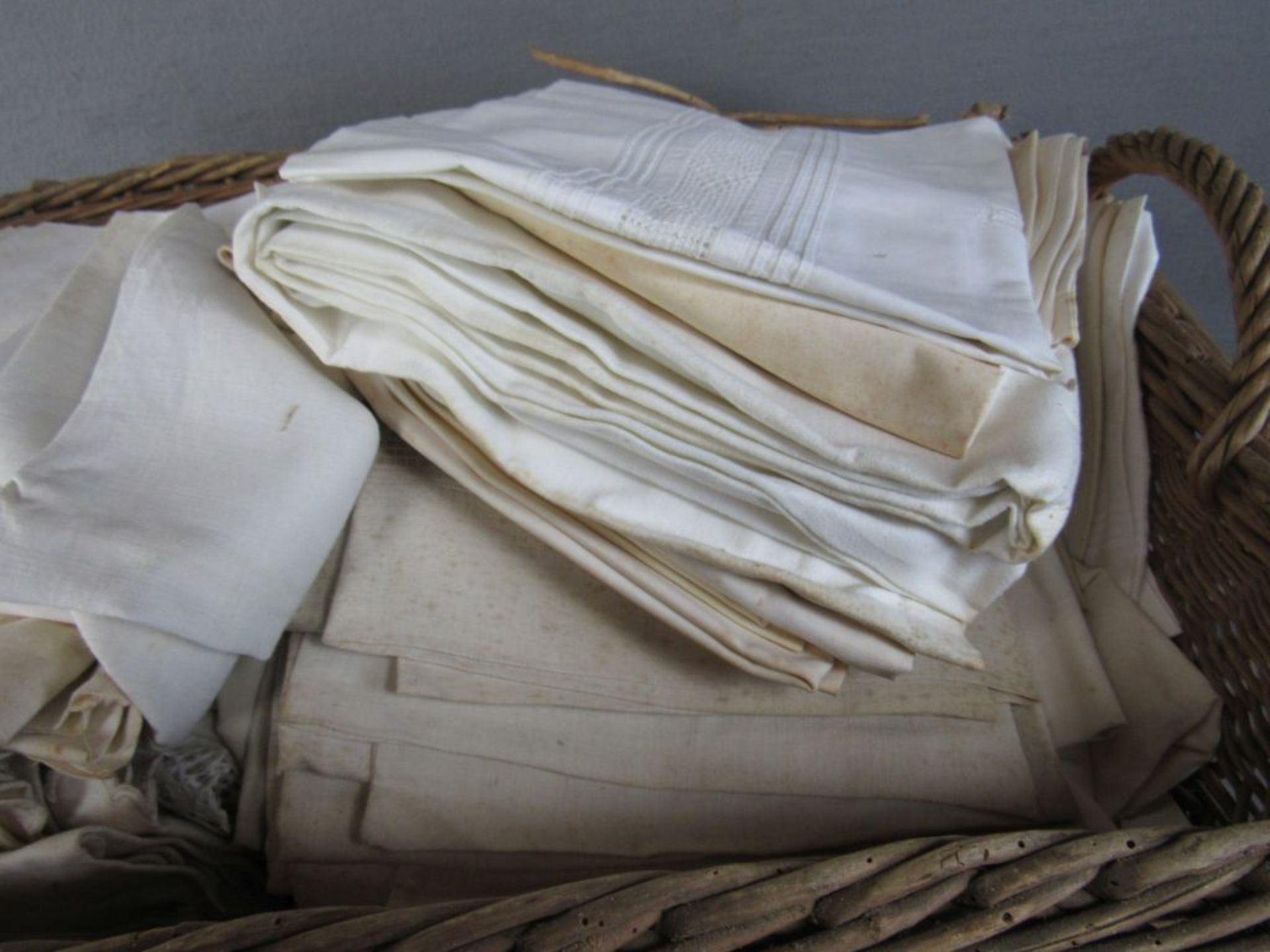 Großer Weidenkorb prall gefüllt mit antikem Leinen überwiegend wohl Bettwäsche direkt vom Dachb - Image 3 of 5