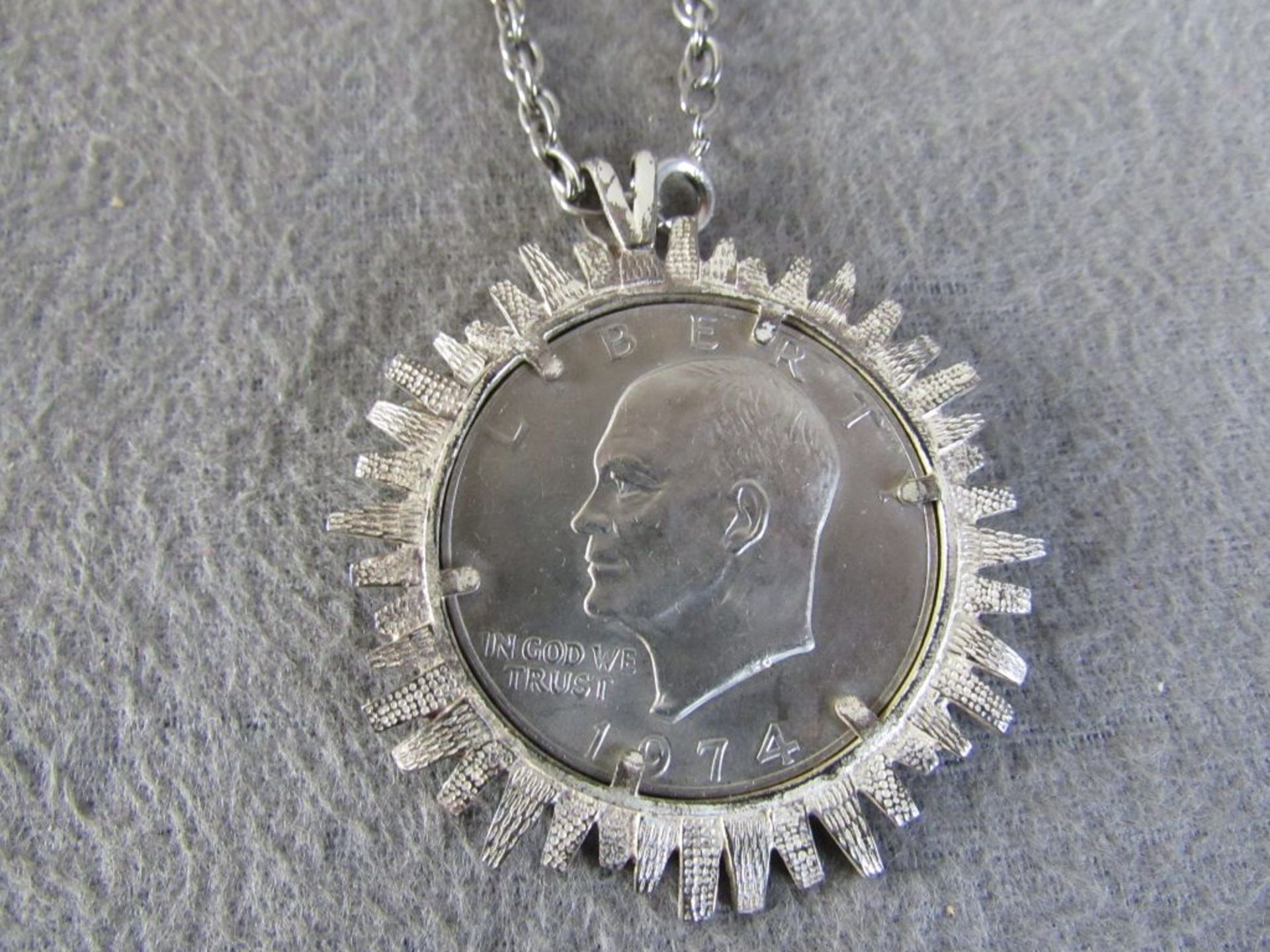 Halskette in Silber gefasster Silberdollar - Image 2 of 4