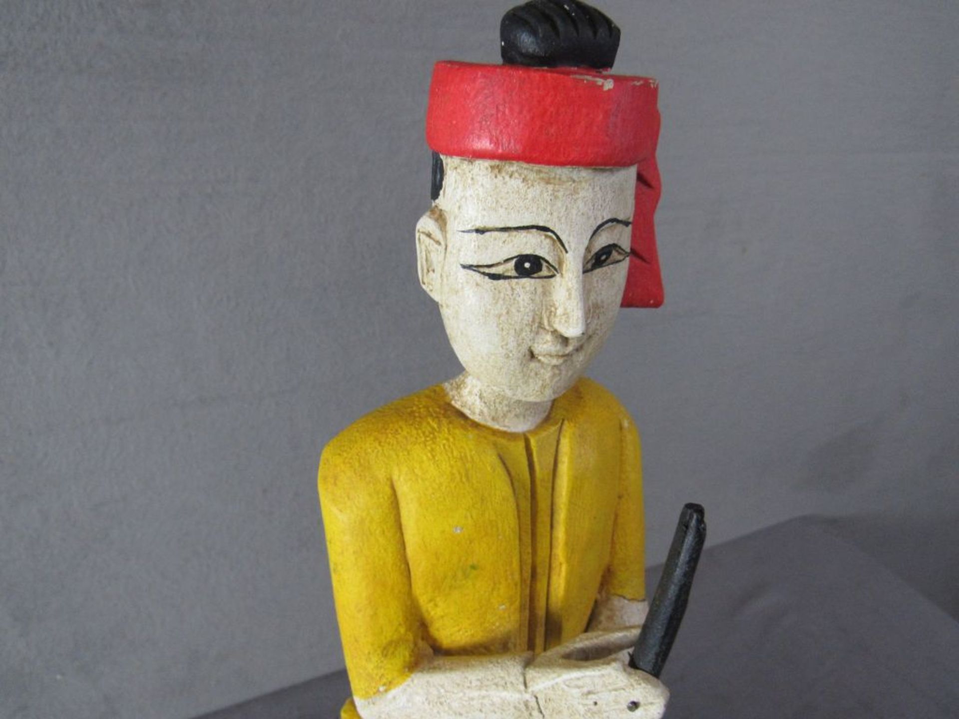 Asiatische Holzfigur auf Sockel Höhe:55cm - Image 2 of 5