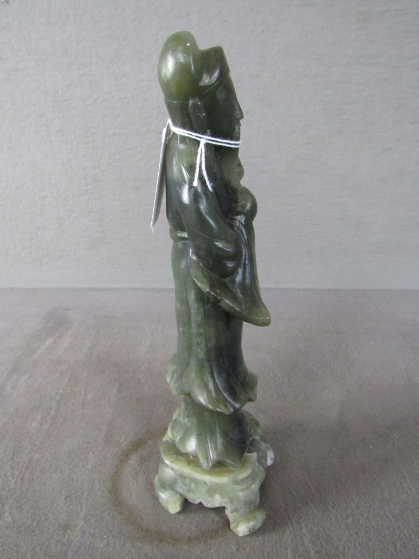 Alte Jadefigur Gelehrter Skulptur Asiatika Jade geschnitzt 20. Jahrhundert Höhe:24cm - Image 4 of 5