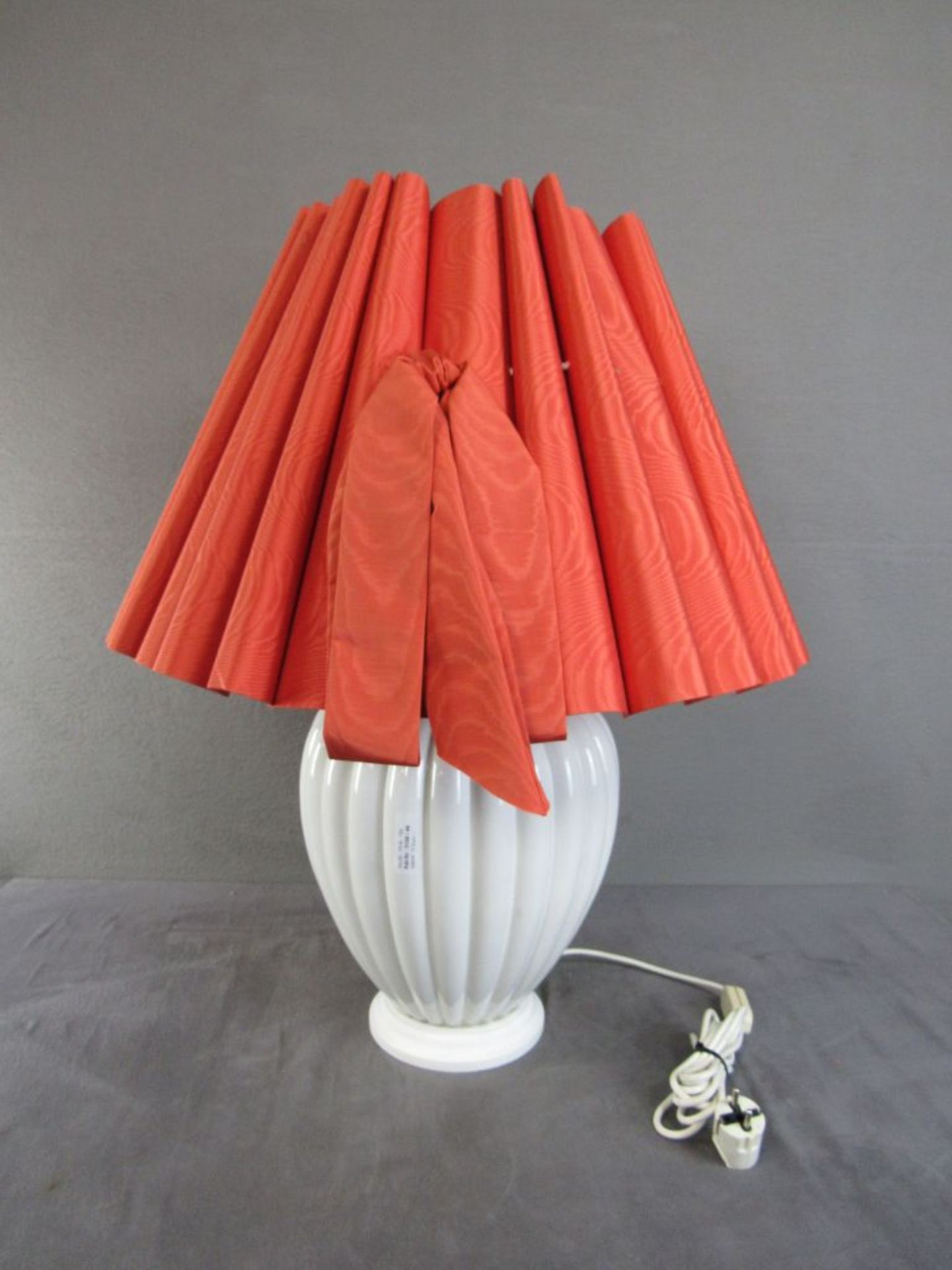 Große Tischlampe Porzellan roter Schirm 60er jahre 74cm hoch