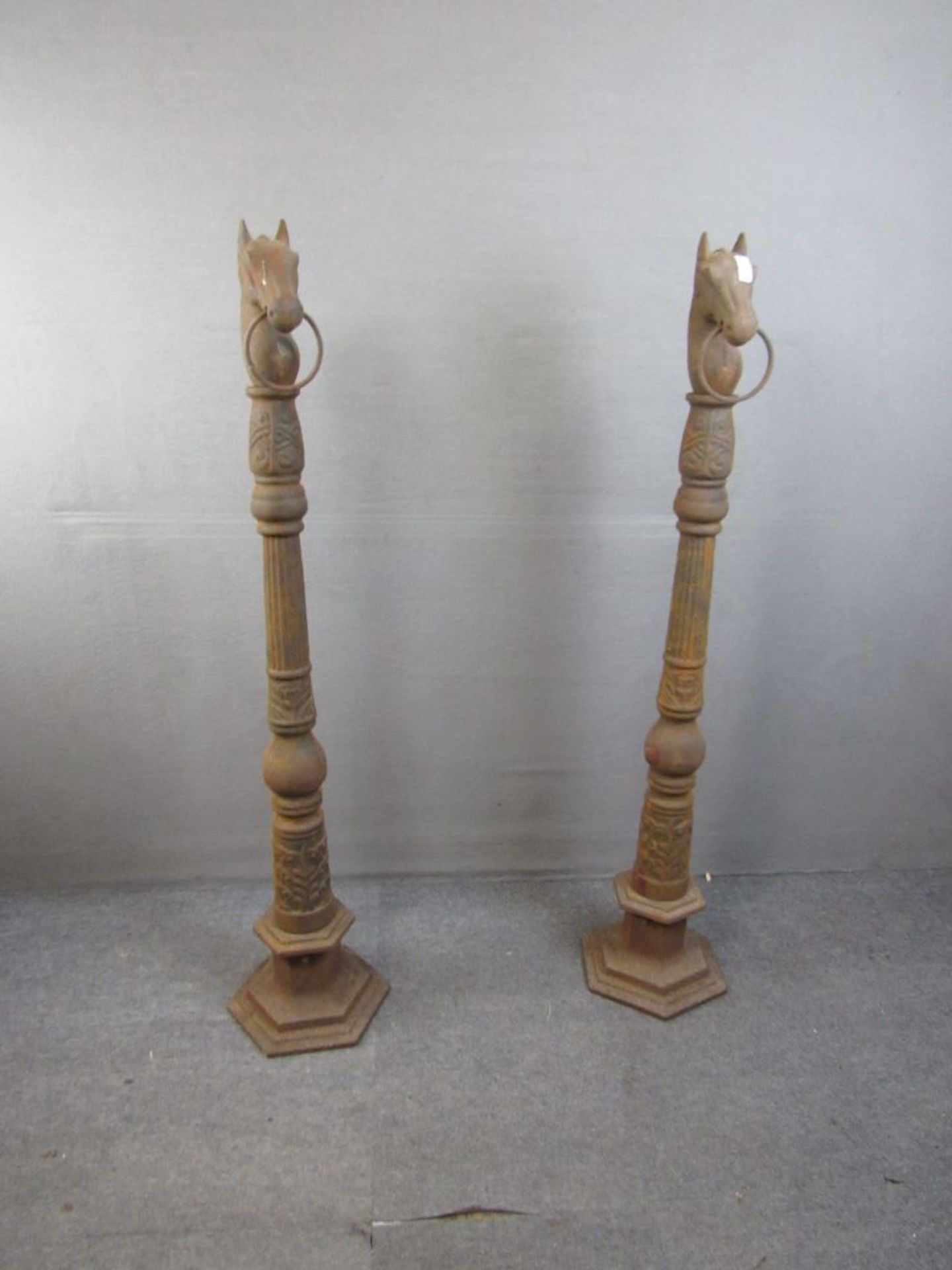 Zwei Gußeiserne Säulen oberhalb mit Pferdekopf Höhe:ca.133cm - Image 6 of 7