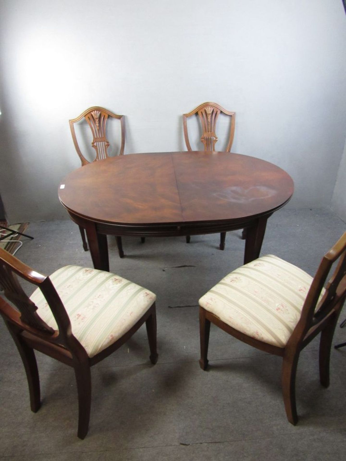 Ovaler kleiner Esszimmertisch und vier passige Stühle Nussbaum Tisch ca.120x95cm
