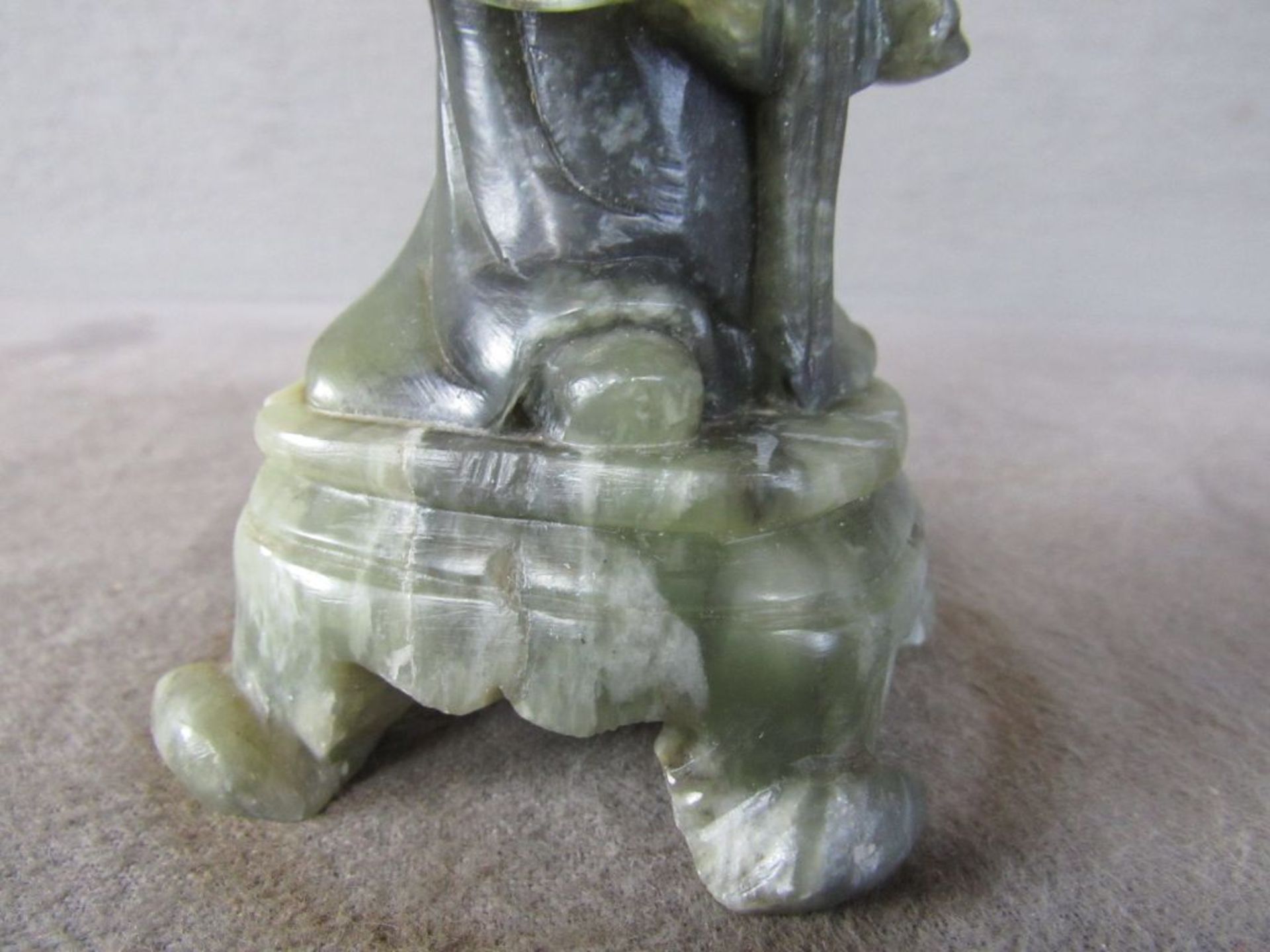 Alte Jadefigur Gelehrter Skulptur Asiatika Jade geschnitzt 20. Jahrhundert Höhe:24cm - Image 3 of 5